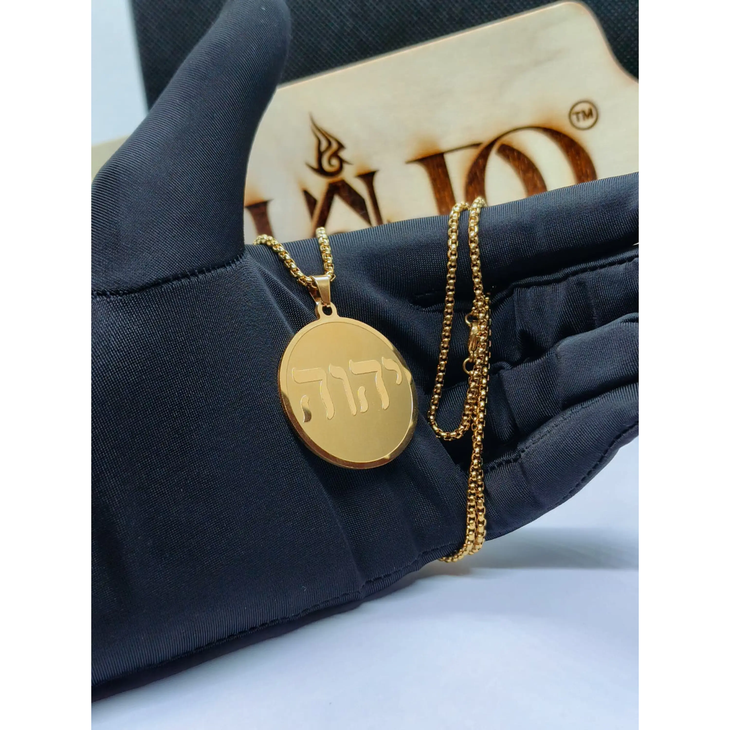 Colar com Medalha Tetragrammaton (Nome Sagrado - IHVH) em Aço Inoxidável Dourado 2
