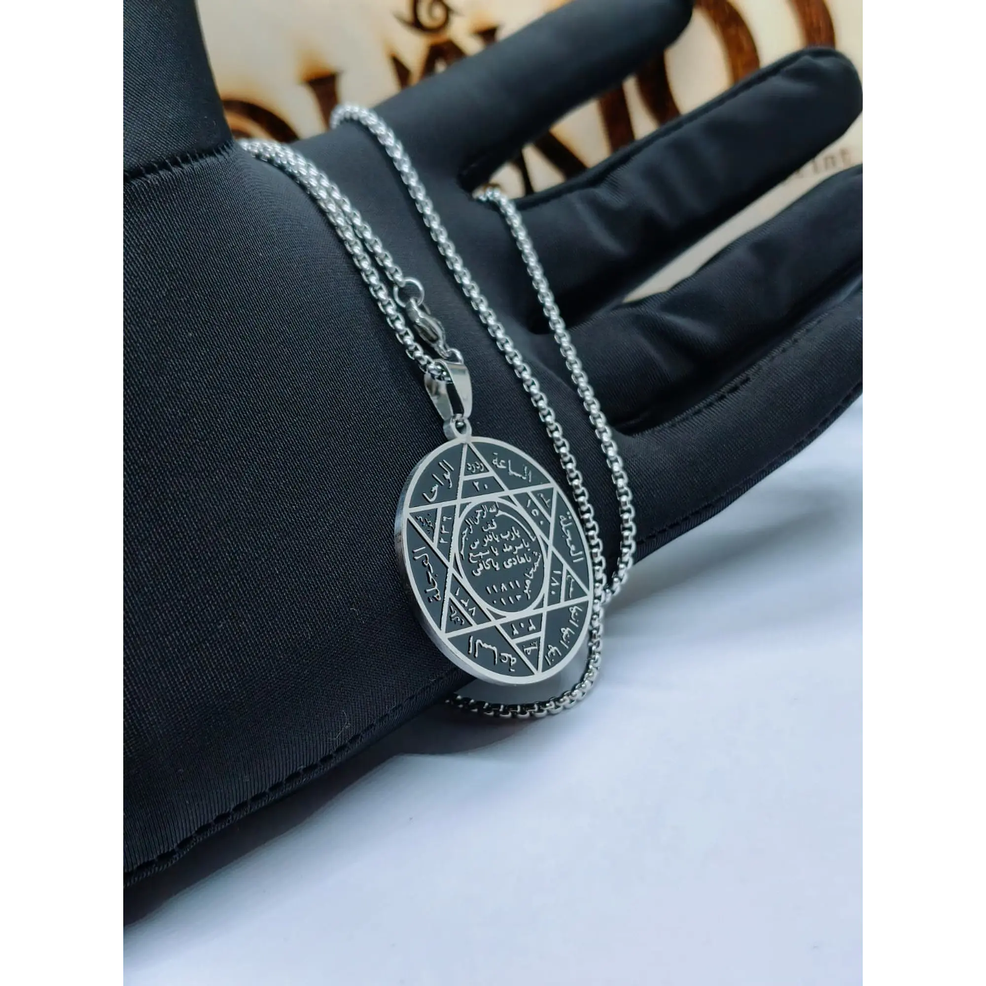 Colar Medalhão Amuleto Místico Árabe em Aço Inoxidável – Prateado e Preto 5