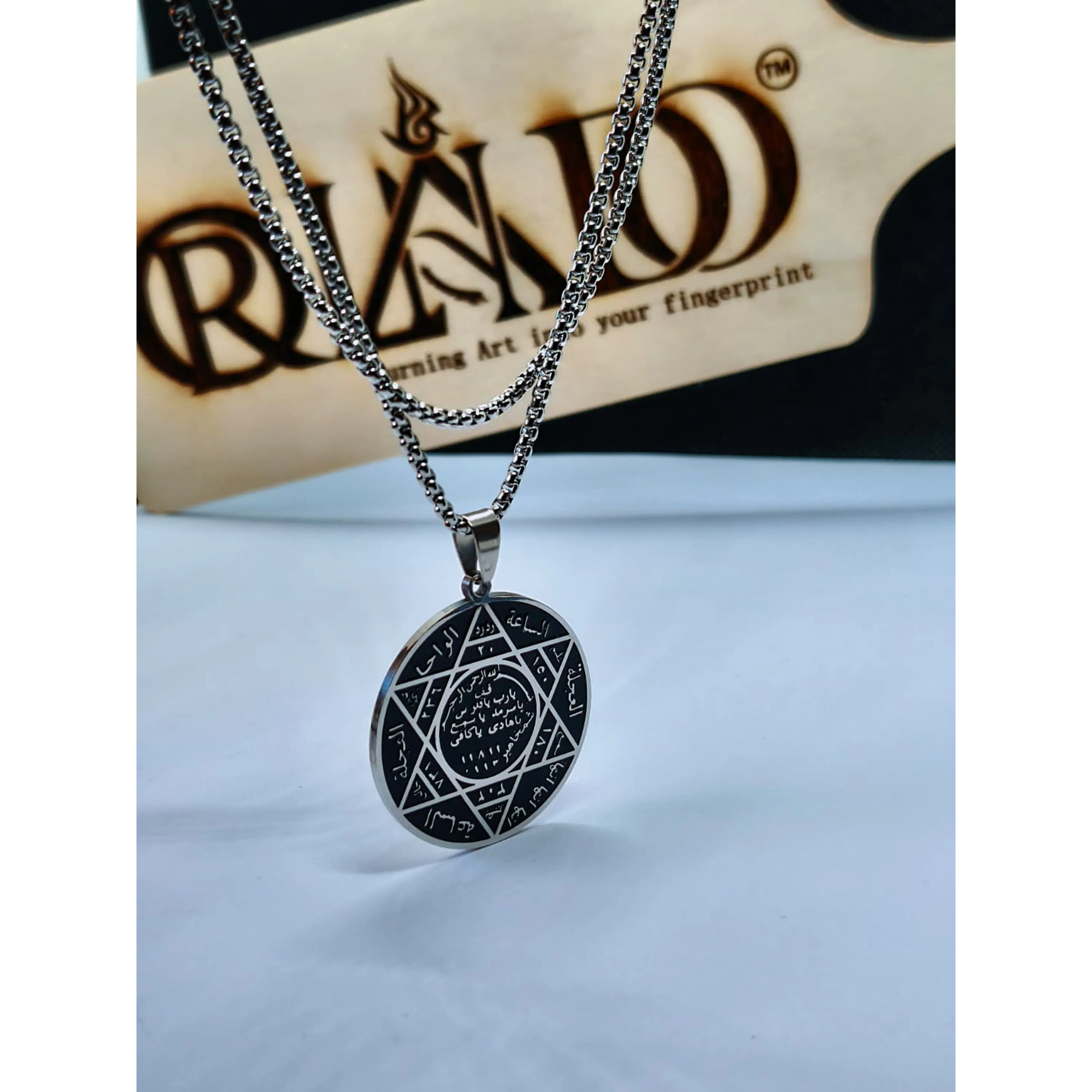 Colar Medalhão Amuleto Místico Árabe em Aço Inoxidável – Prateado e Preto 2