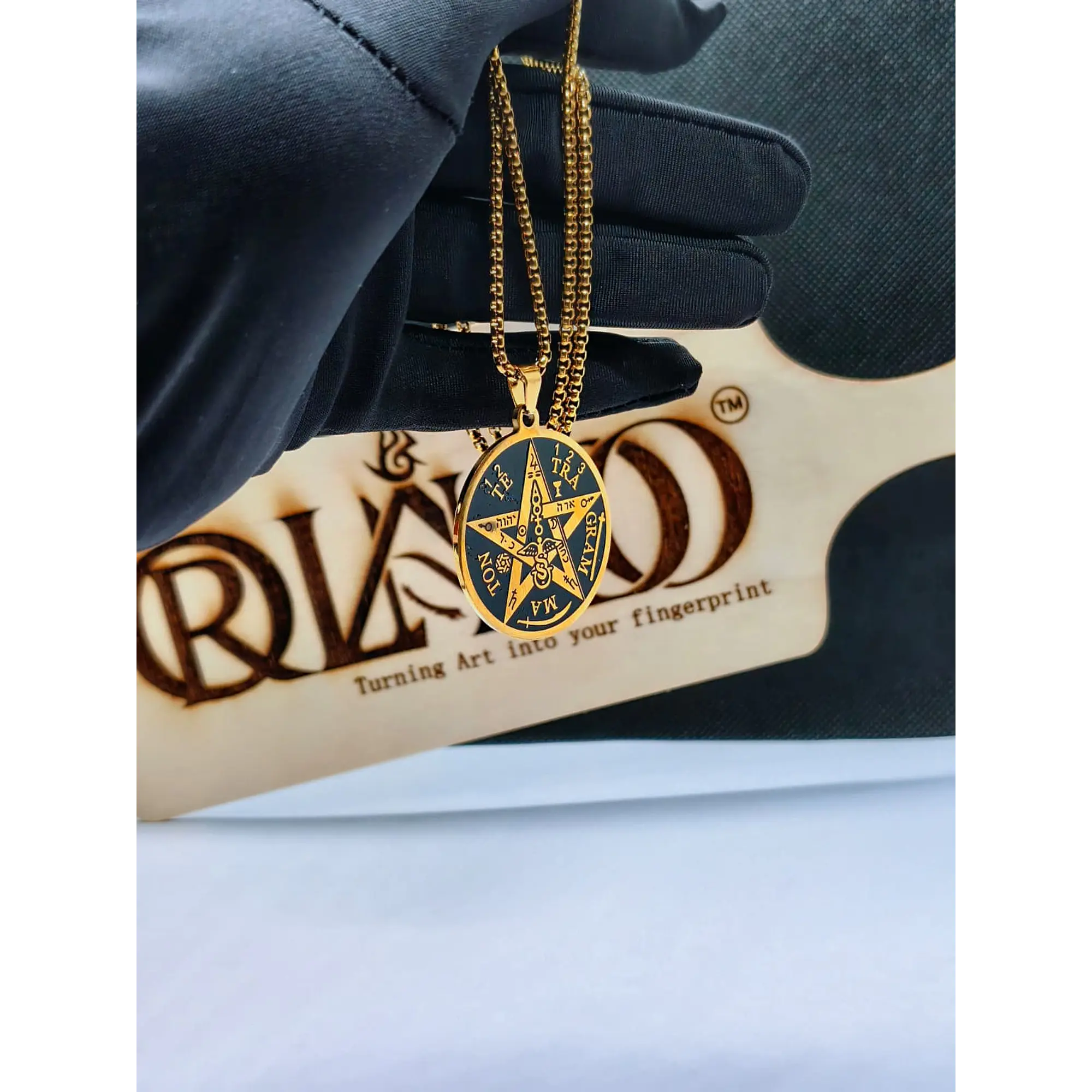 Collier avec médaille tétragramme en acier inoxydable plaqué or – Amulette de protection mystique 2