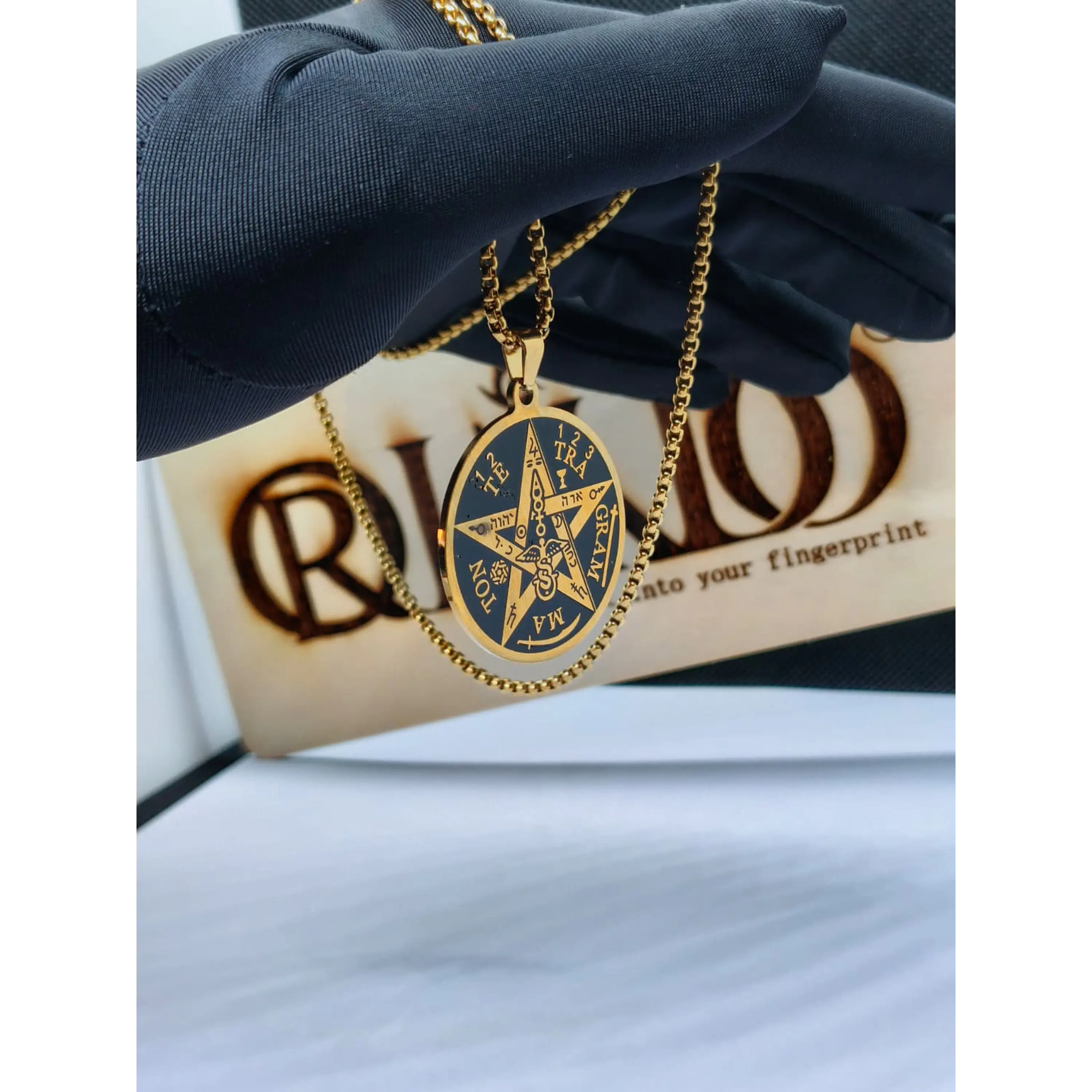 Collier avec médaille tétragramme en acier inoxydable plaqué or – Amulette de protection mystique 3