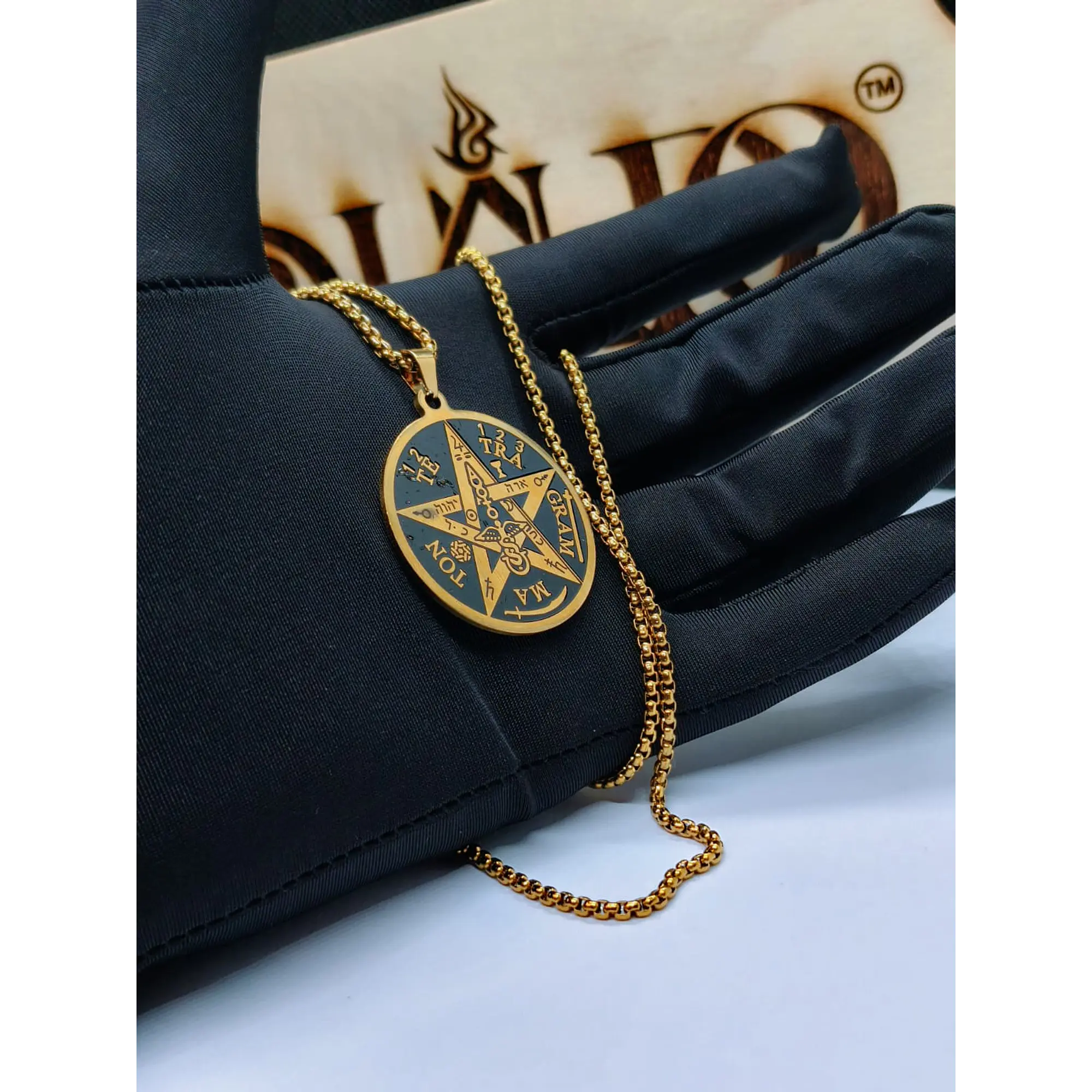 Collier avec médaille tétragramme en acier inoxydable plaqué or – Amulette de protection mystique 1
