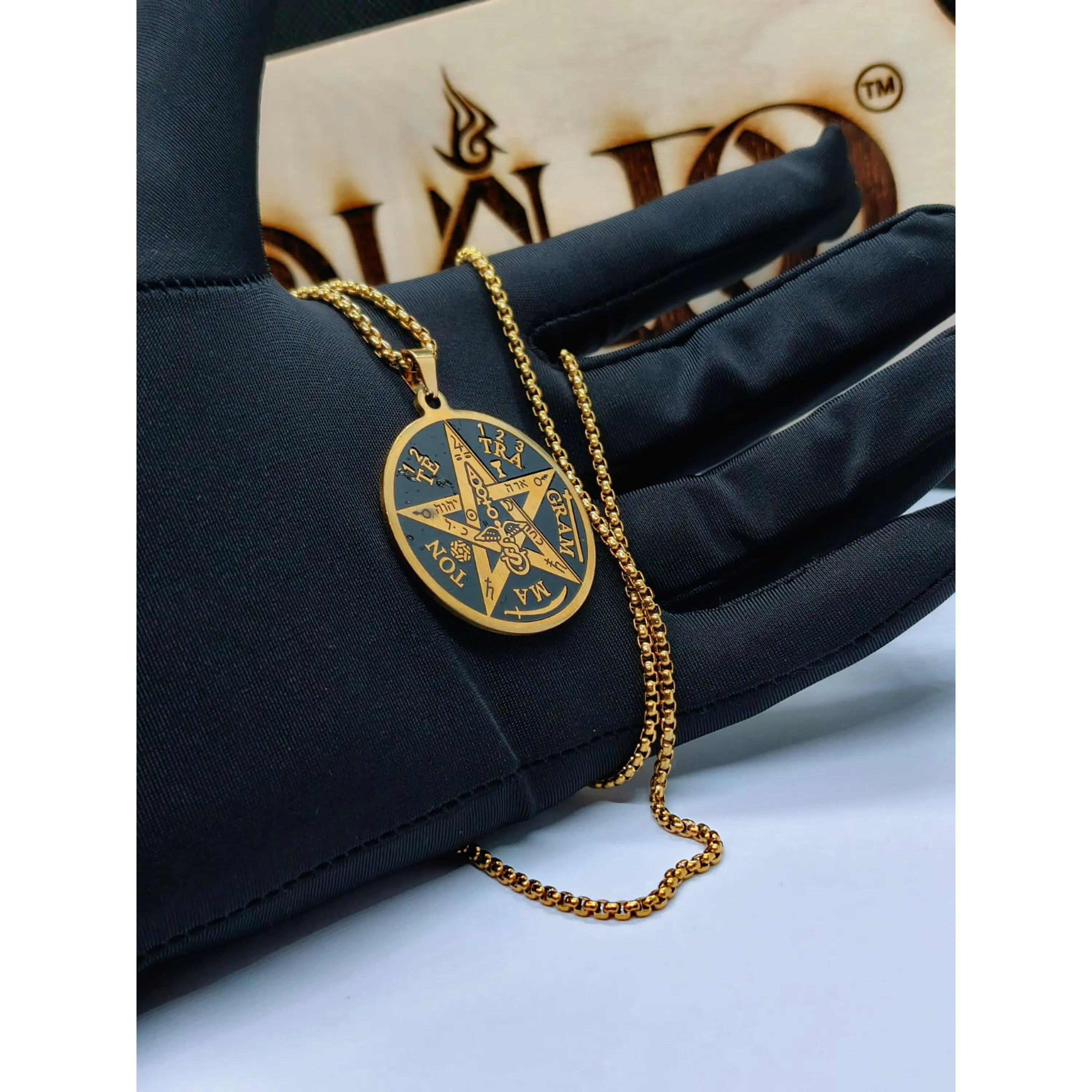 Collier avec médaille tétragramme en acier inoxydable plaqué or – Amulette de protection mystique 1