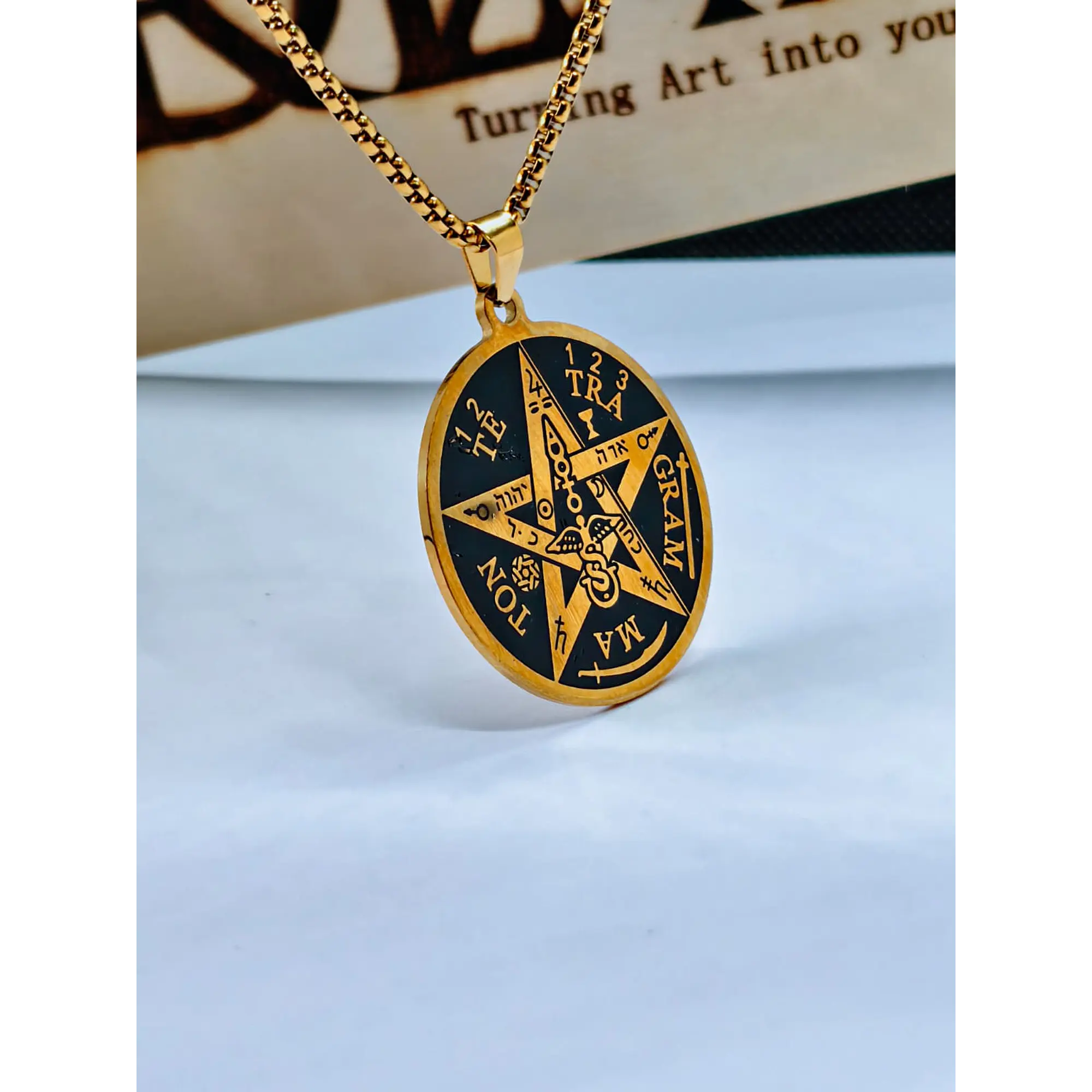 Collier avec médaille tétragramme en acier inoxydable plaqué or – Amulette de protection mystique 4