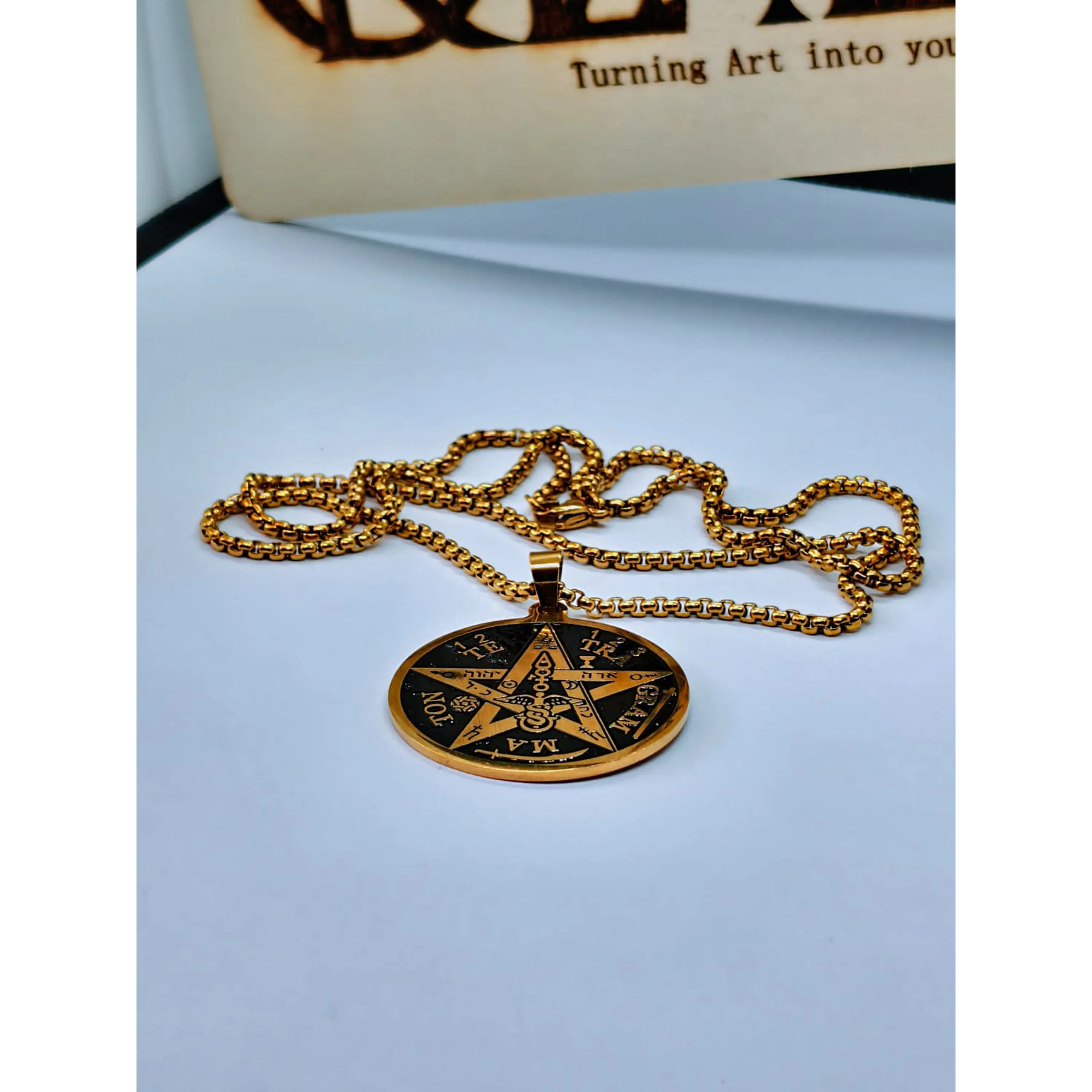 Collier avec médaille tétragramme en acier inoxydable plaqué or – Amulette de protection mystique 5
