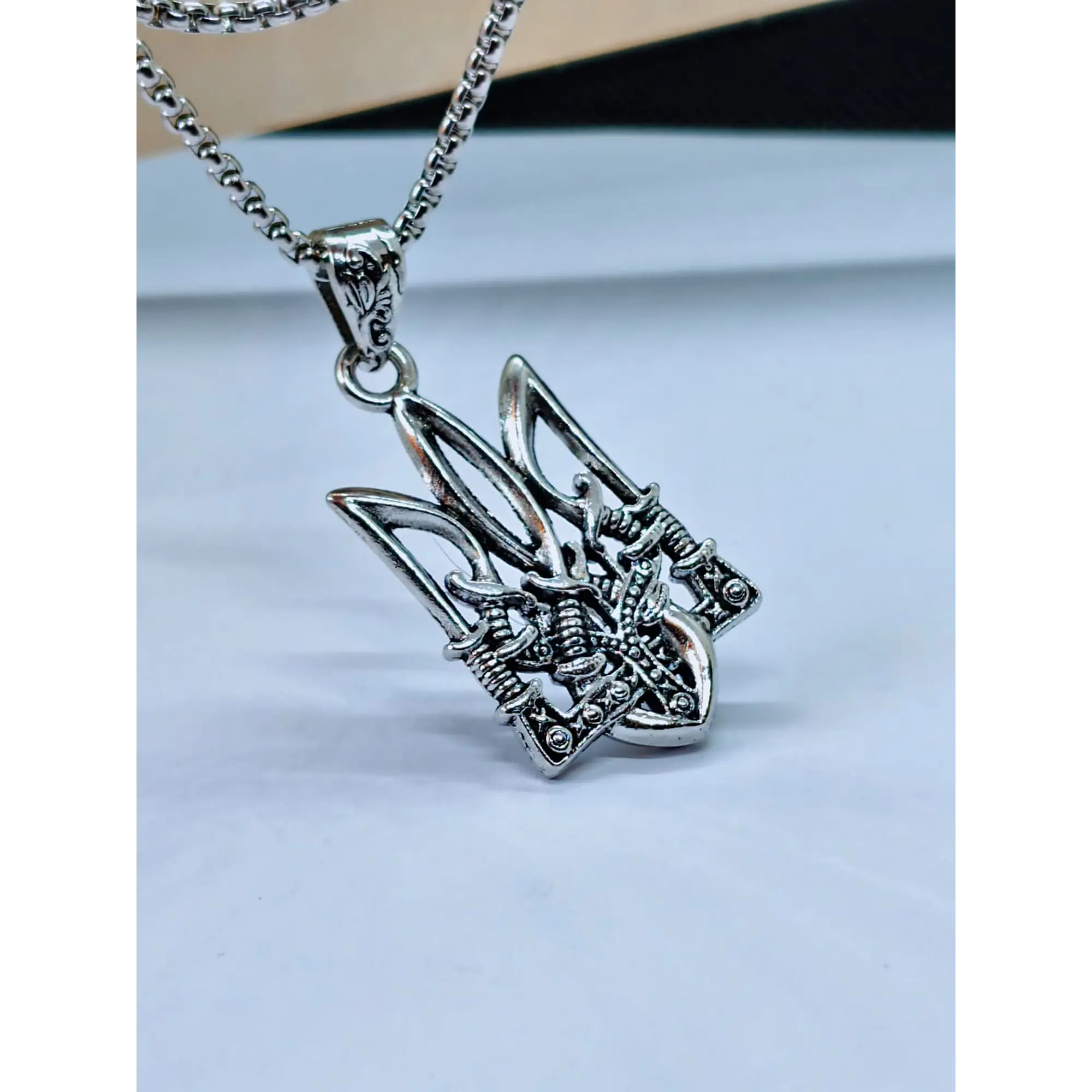 Collier avec pendentif trident ukrainien (Tryzub) en acier inoxydable 1