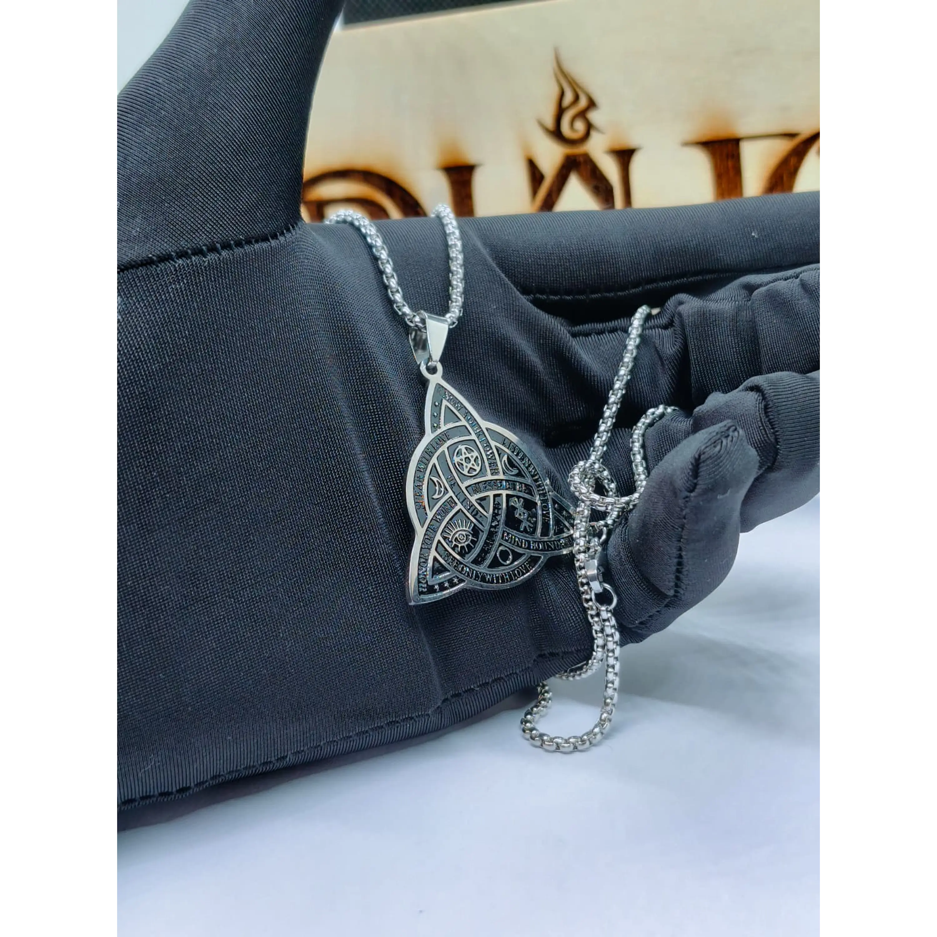 Colar Pendente Triquetra Mística em Aço Inoxidável – Símbolos Wicca e Celta 2