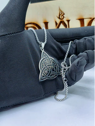 Colar Pendente Triquetra Mística em Aço Inoxidável – Símbolos Wicca e Celta
