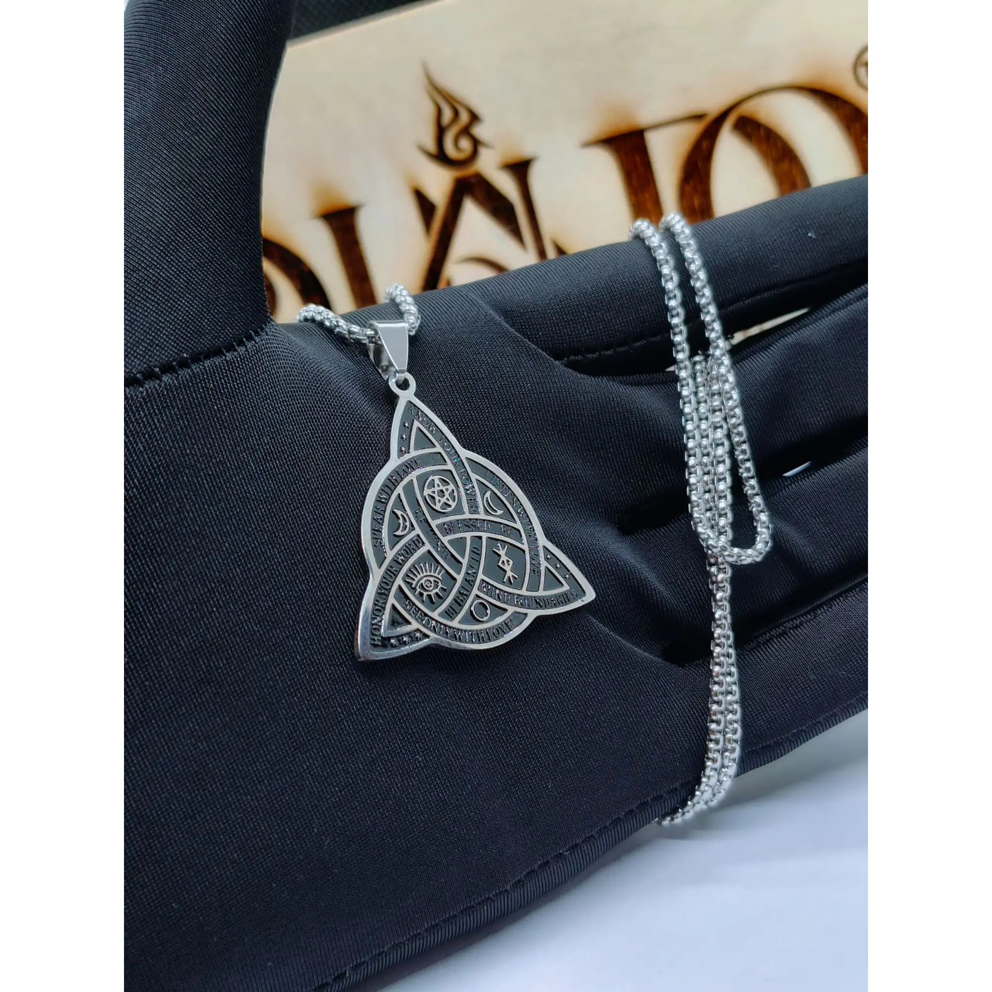 Colar Pendente Triquetra Mística em Aço Inoxidável – Símbolos Wicca e Celta 1