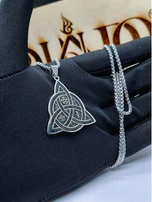 Colar Pendente Triquetra Mística em Aço Inoxidável – Símbolos Wicca e Celta