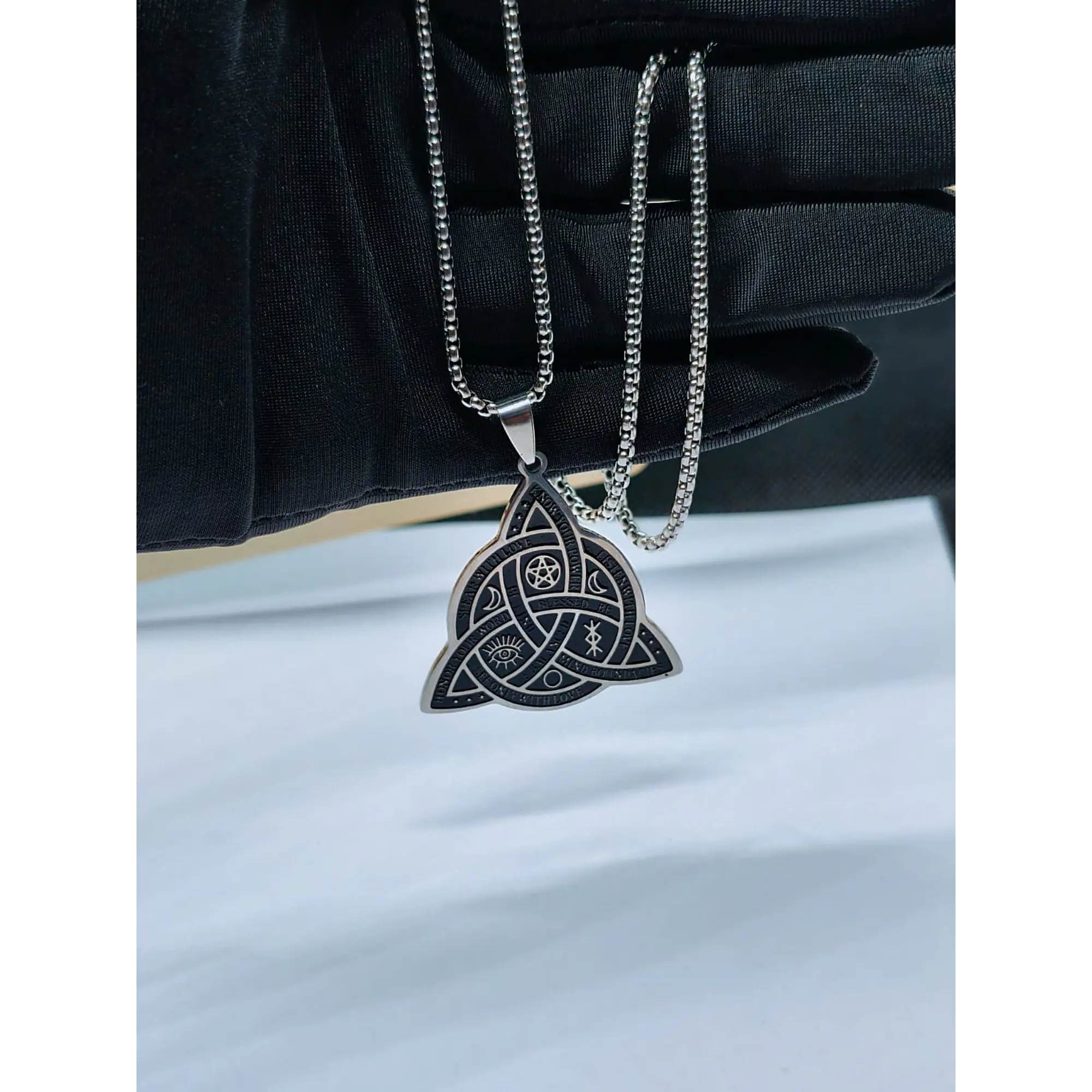 Colar Pendente Triquetra Mística em Aço Inoxidável – Símbolos Wicca e Celta 4