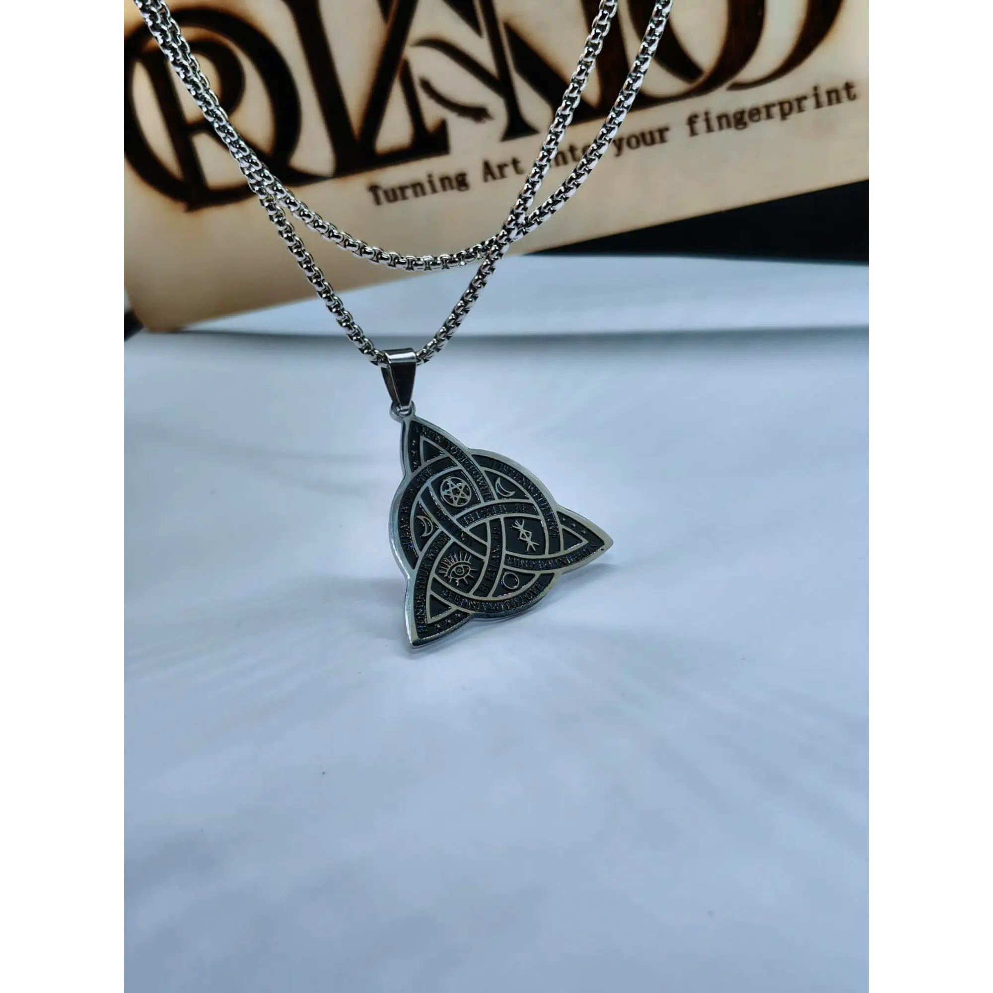 Colar Pendente Triquetra Mística em Aço Inoxidável – Símbolos Wicca e Celta 9