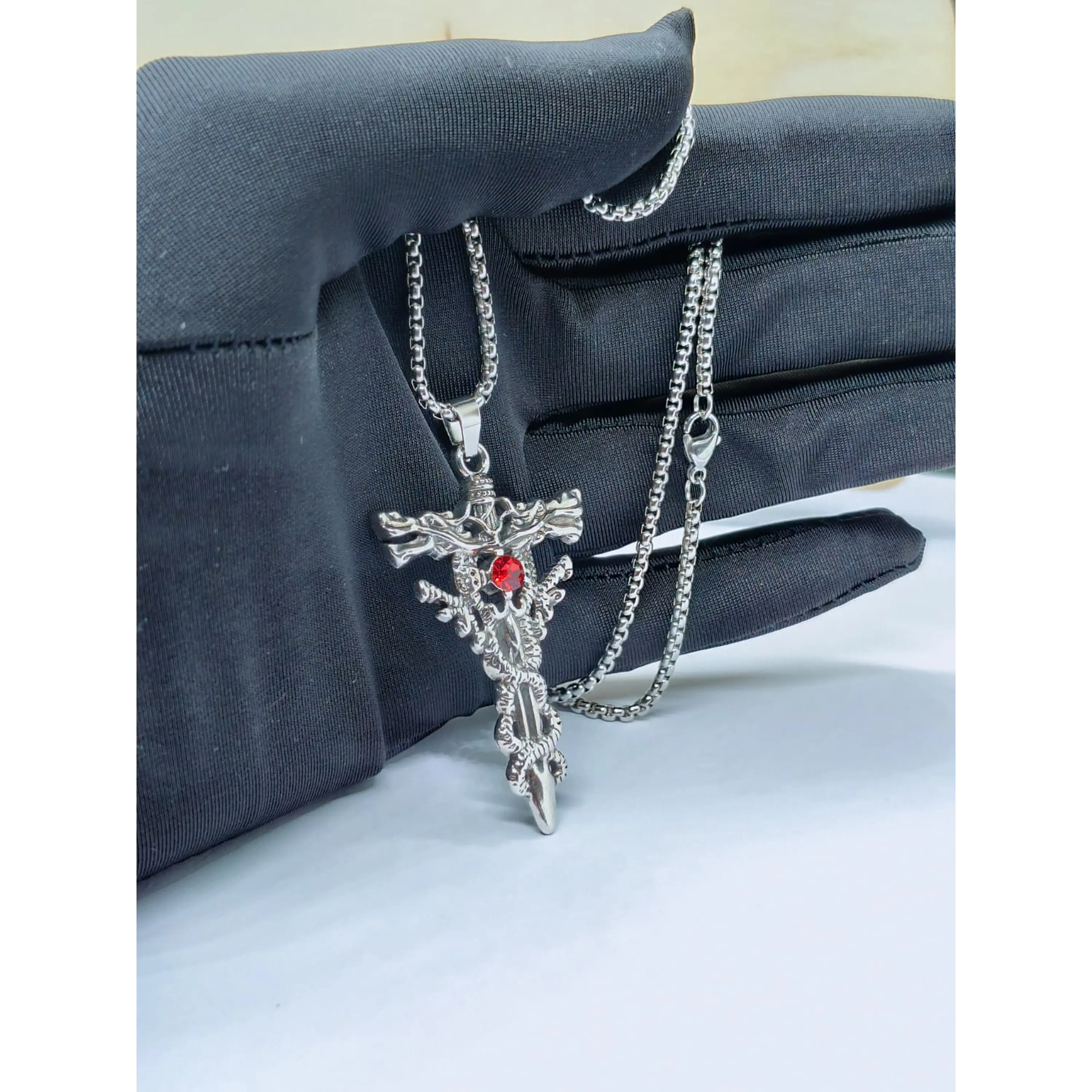 Pendente Espada Gótica com Dragão e Cristal Vermelho – Inclui Corrente 8