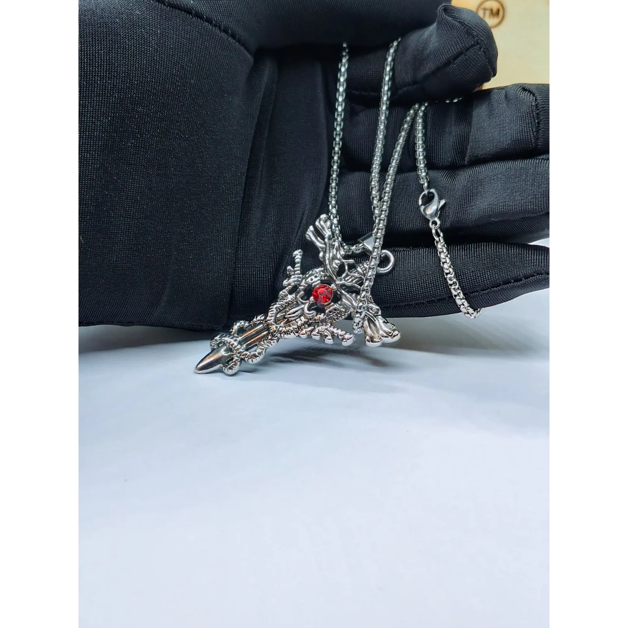 Pendente Espada Gótica com Dragão e Cristal Vermelho – Inclui Corrente 9