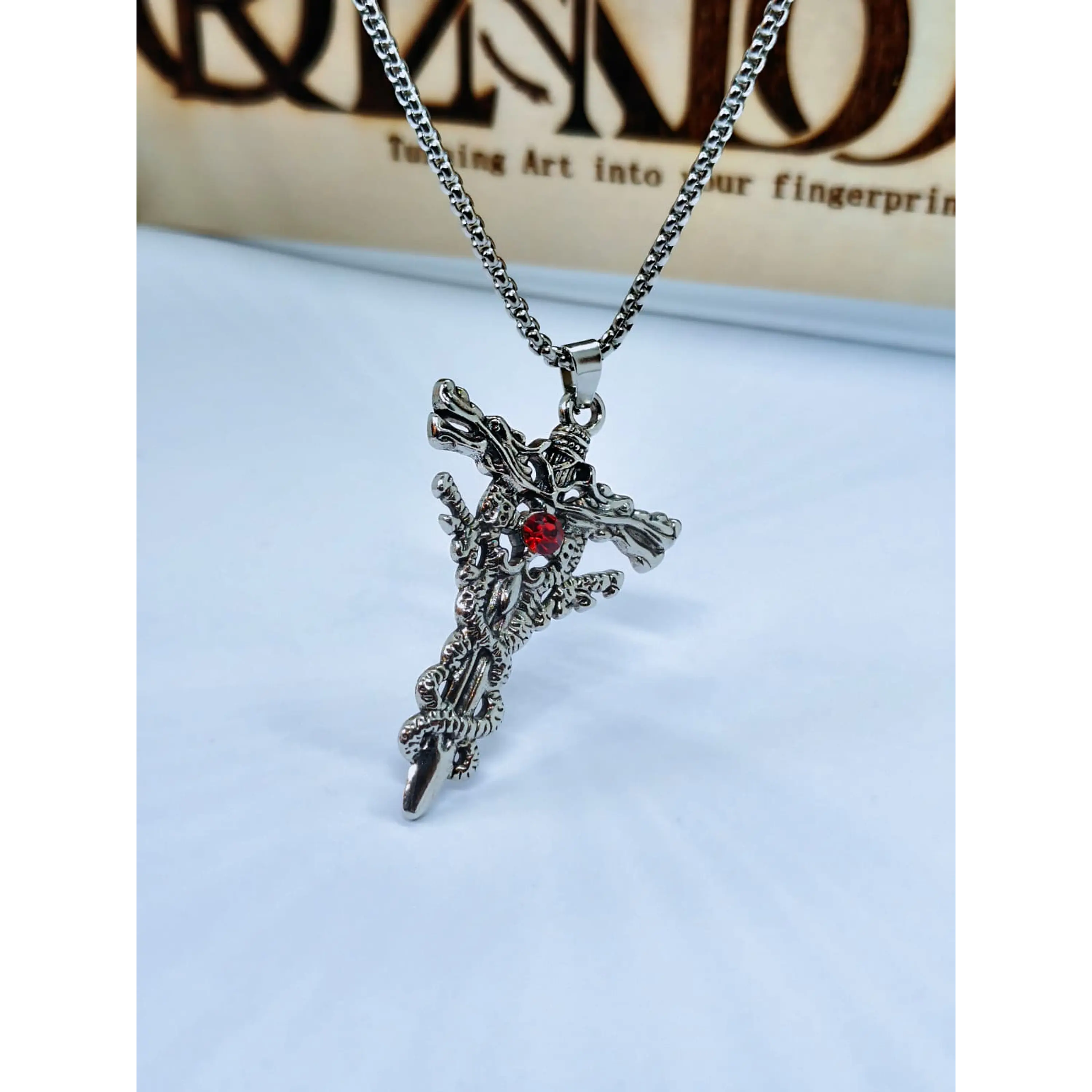Pendente Espada Gótica com Dragão e Cristal Vermelho – Inclui Corrente 10