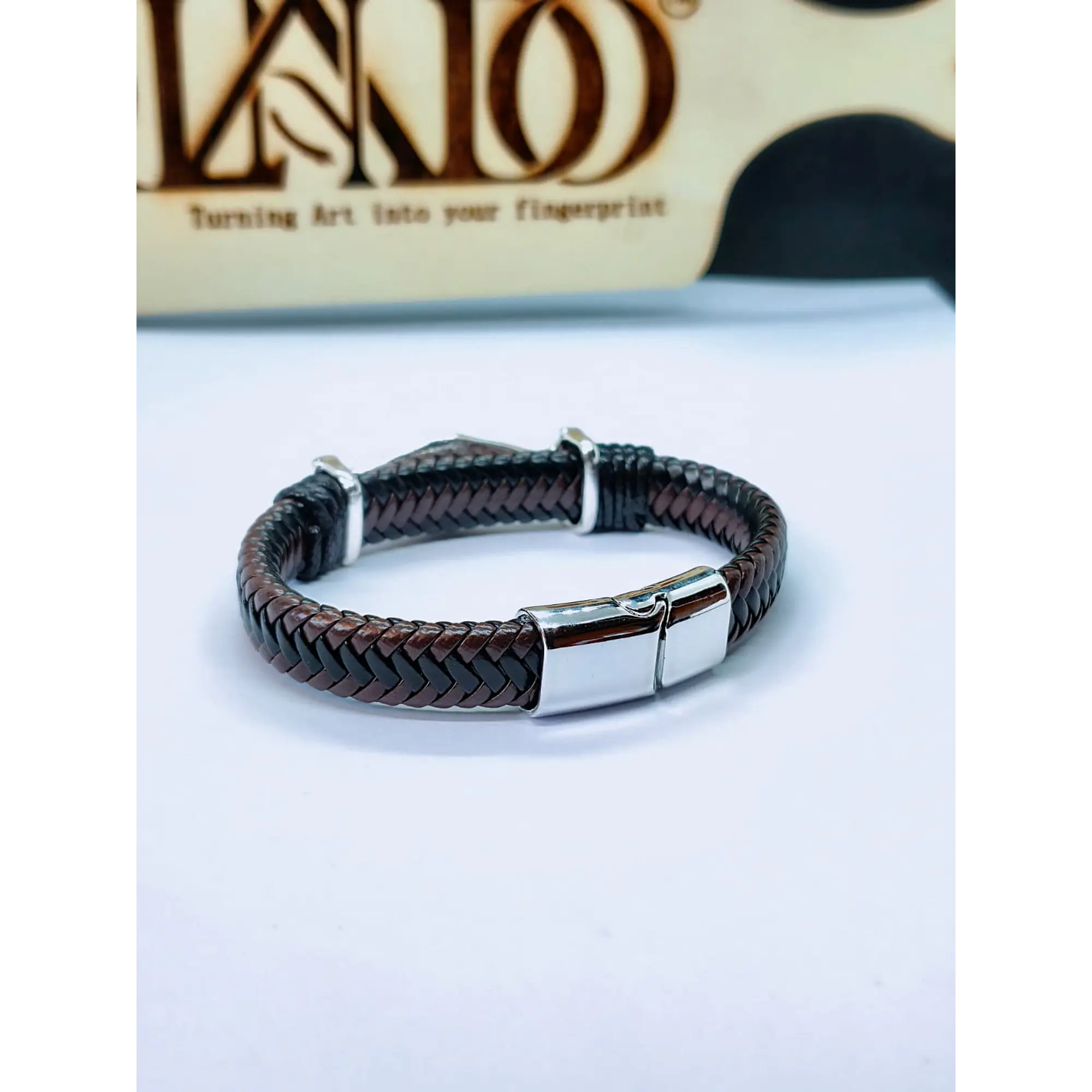 Bracelet pour homme en cuir tressé avec symbole viking Valknut et fermoir magnétique 9