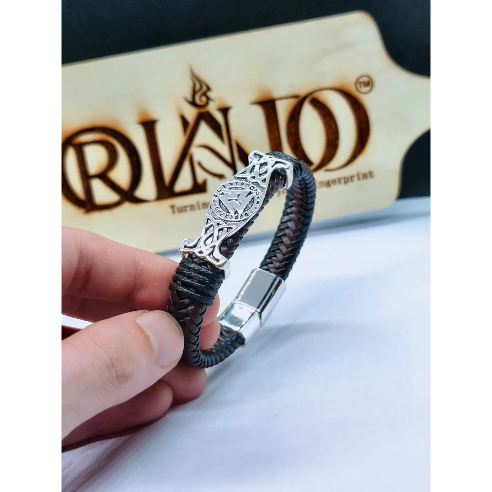 Bracelet pour homme en cuir tressé avec symbole viking Valknut et fermoir magnétique 1