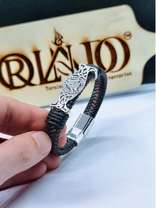 Pulseira Masculina em Pele Trançada com Símbolo Viking Valknut e Fecho Magnético