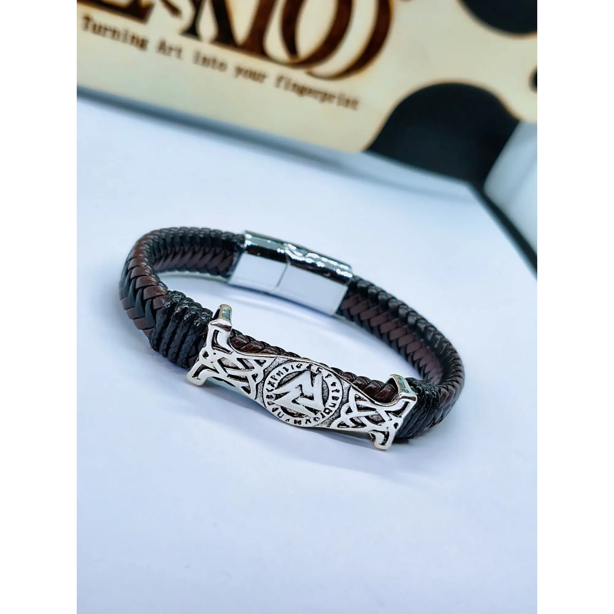 Bracelet pour homme en cuir tressé avec symbole viking Valknut et fermoir magnétique 11