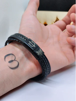 Pulseira Masculina Multicamadas em Pele Preta com Fecho Magnético Tridente
