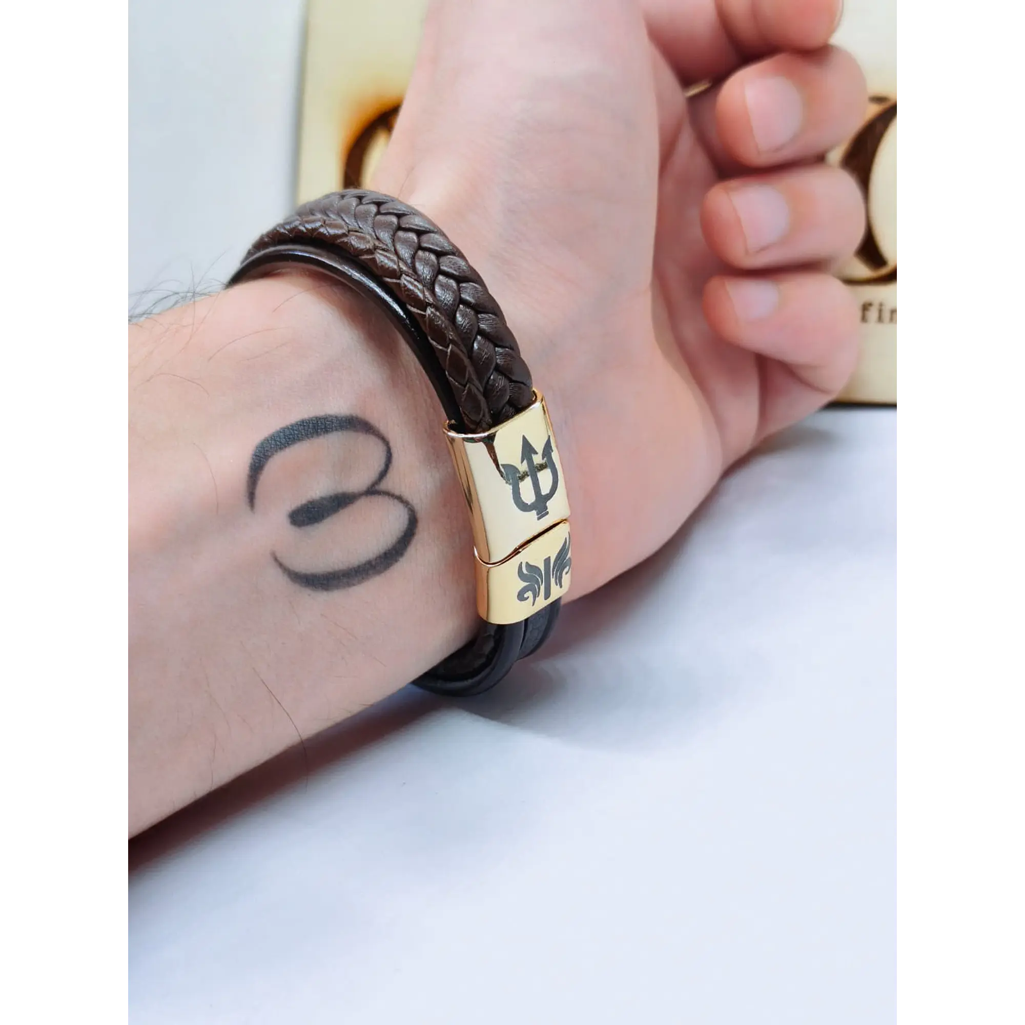 Pulseira Masculina Multicamadas em Pele Castanha com Fecho Magnético Dourado 