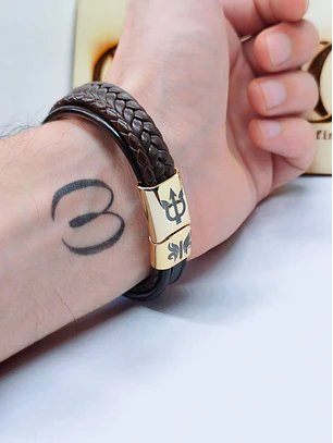 Pulseira Masculina Multicamadas em Pele Castanha com Fecho Magnético Dourado 