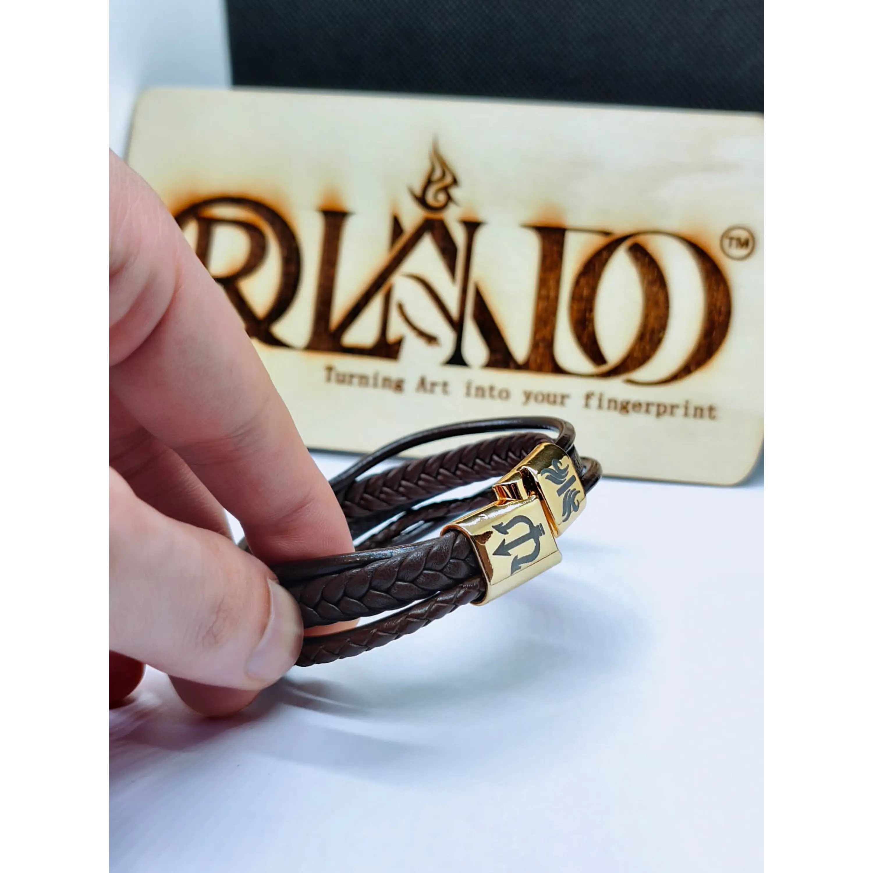 Pulseira Masculina Multicamadas em Pele Castanha com Fecho Magnético Dourado 