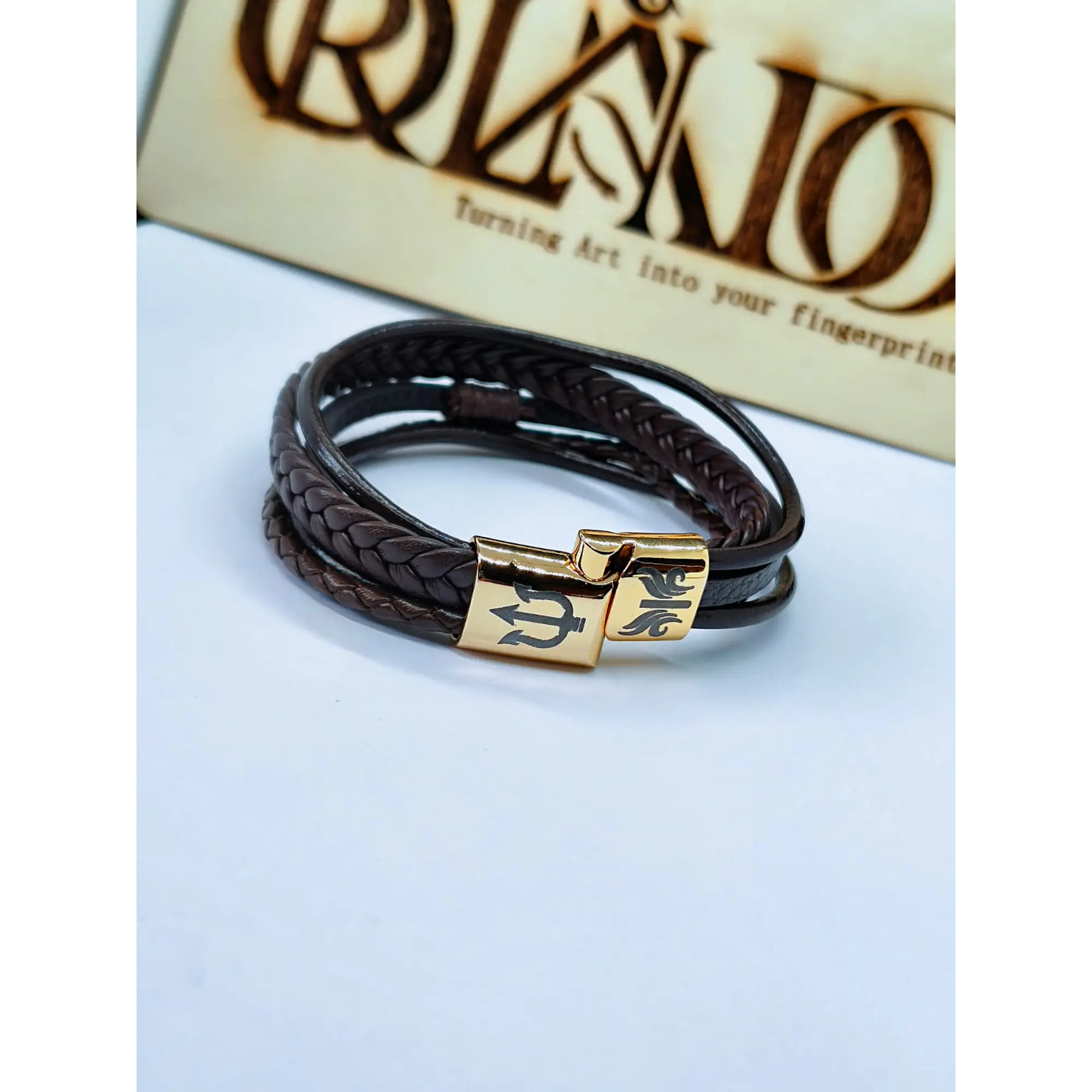 Pulseira Masculina Multicamadas em Pele Castanha com Fecho Magnético Dourado 