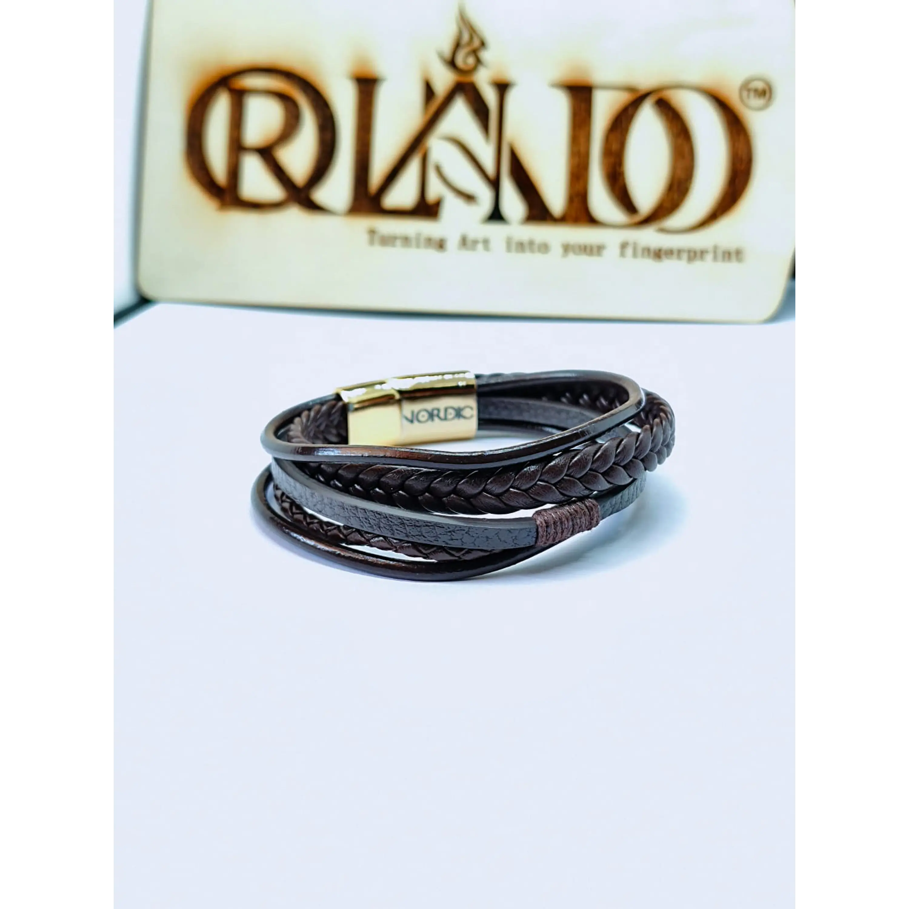 Pulseira Masculina Multicamadas em Pele Castanha com Fecho Magnético Dourado 