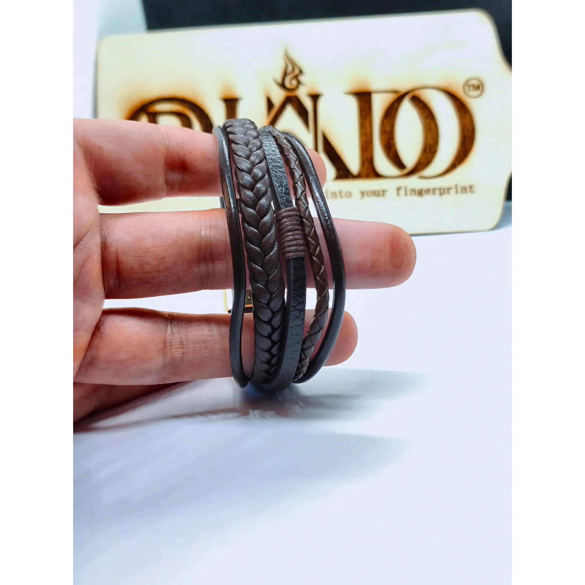 Pulseira Masculina Multicamadas em Pele Castanha com Fecho Magnético Dourado 