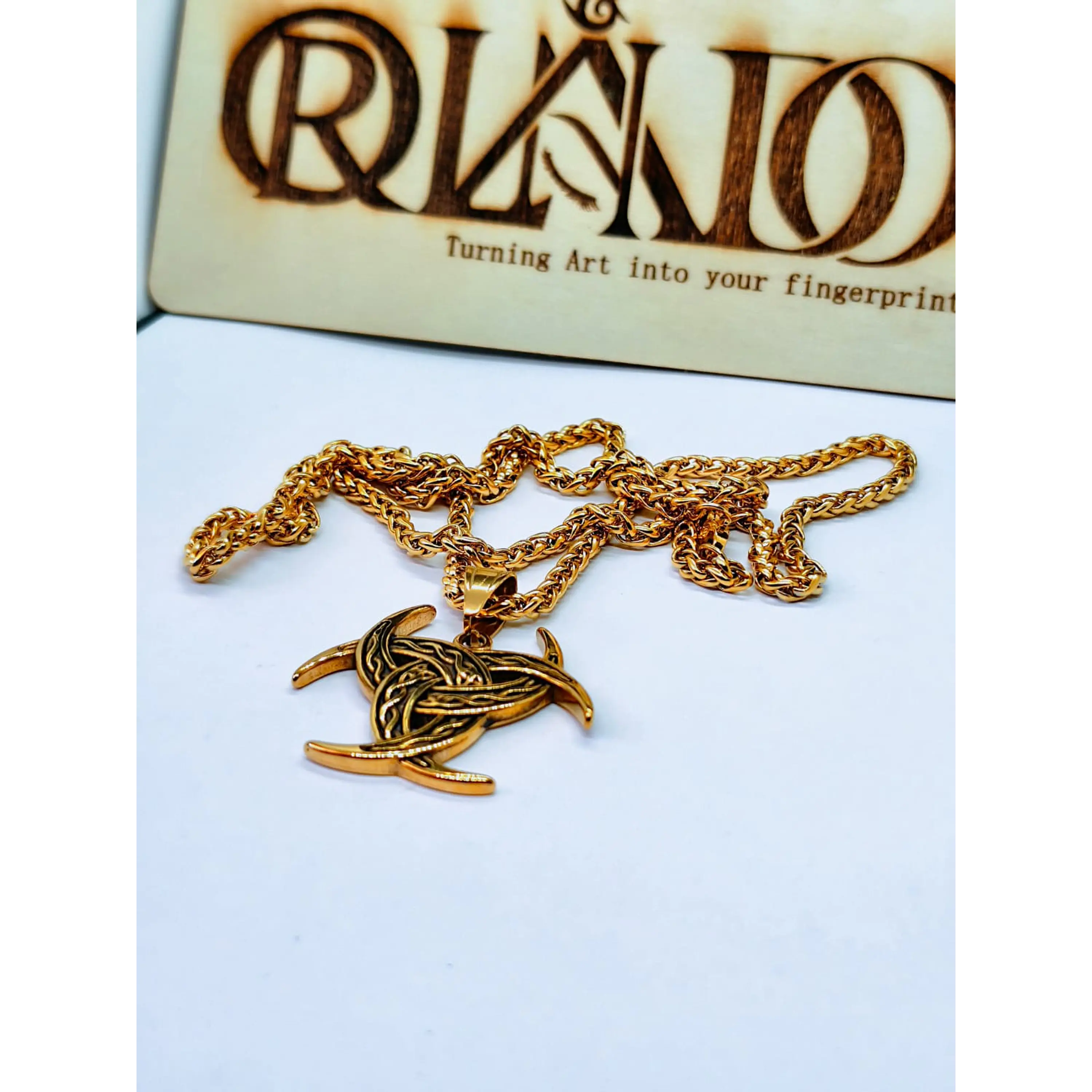 Colar Masculino Viking Triskelion Dourado – Pendente Mitologia Nórdica 1