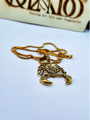 Colar com Pendente de Escorpião Dourado – Corrente de Aço Inoxidável