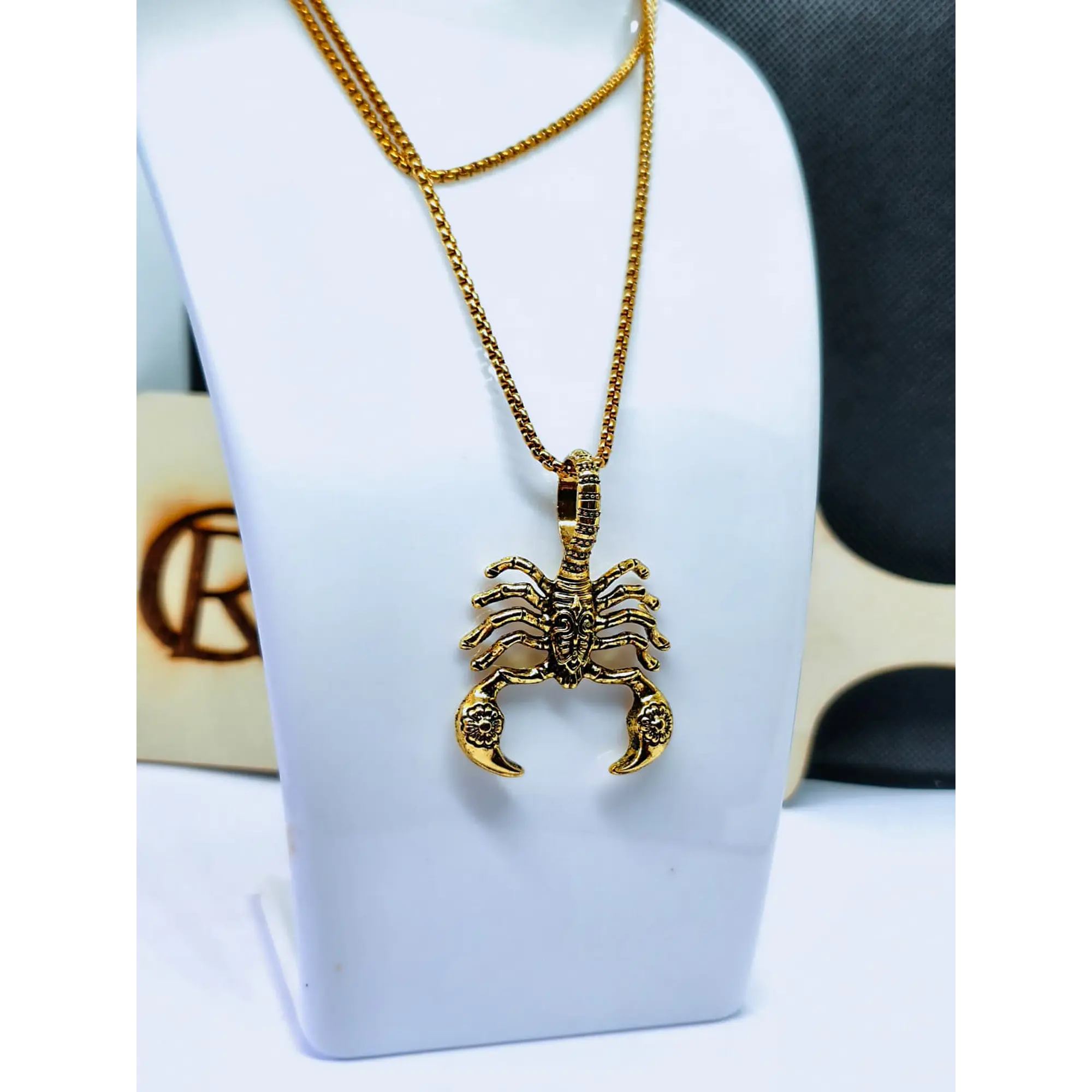 Colar com Pendente de Escorpião Dourado – Corrente de Aço Inoxidável 3