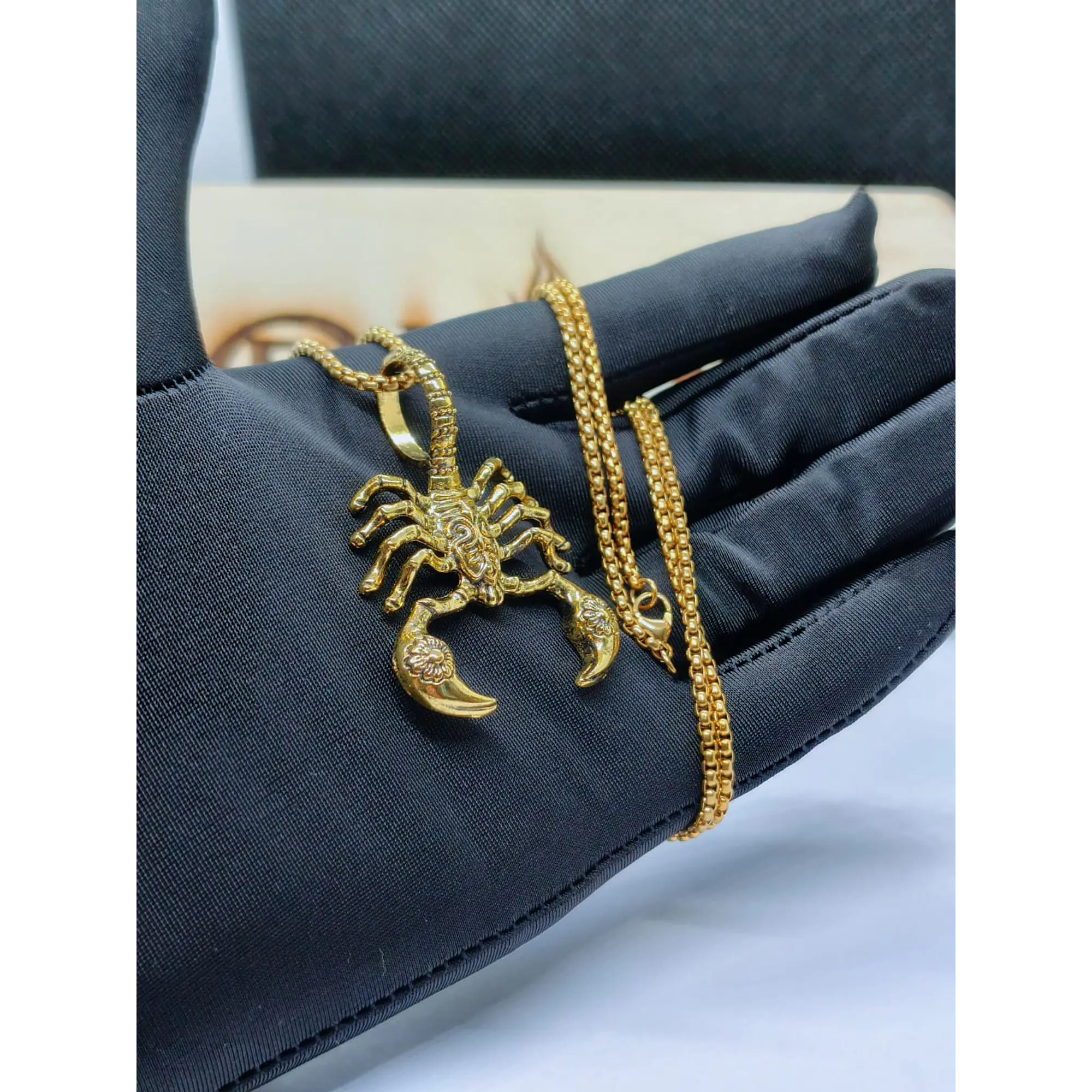 Colar com Pendente de Escorpião Dourado – Corrente de Aço Inoxidável 2