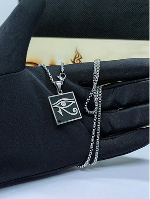 Colar Olho de Hórus em Aço Inoxidável – Pendente Quadrado Preto