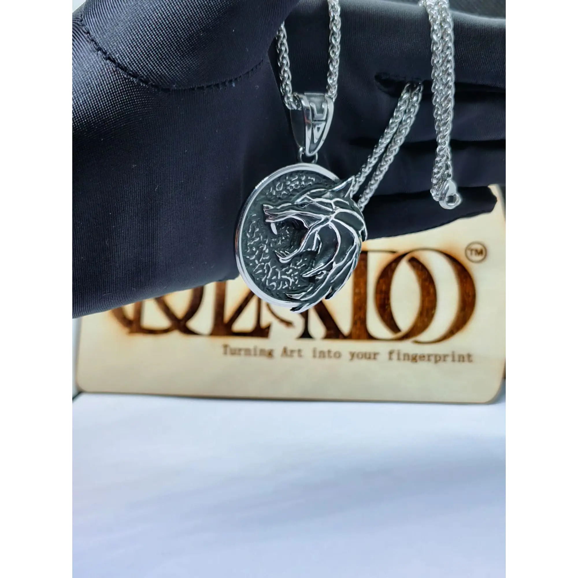 Colar com Medalhão de Lobo em Aço Inoxidável – Estilo The Witcher 4