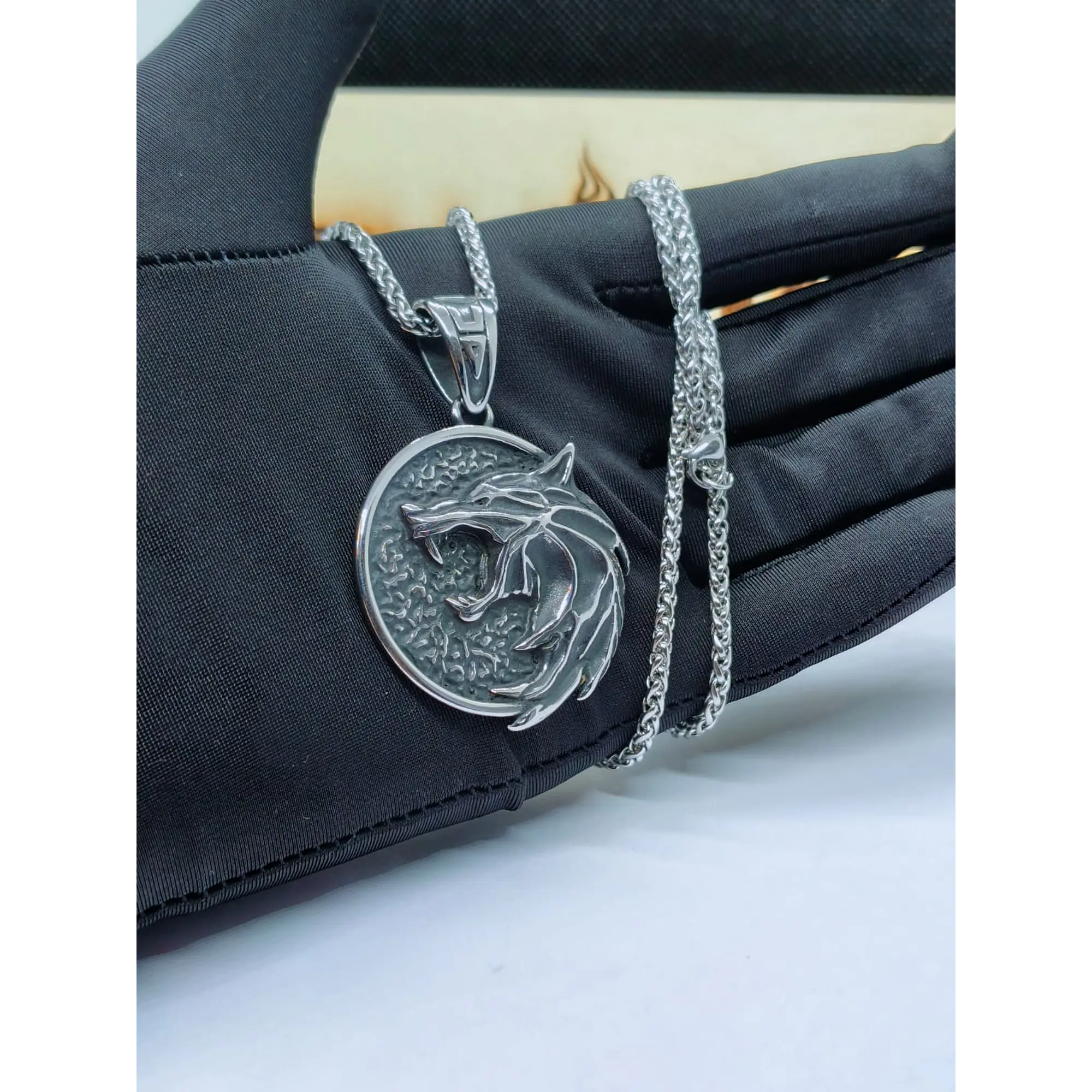 Colar com Medalhão de Lobo em Aço Inoxidável – Estilo The Witcher 3