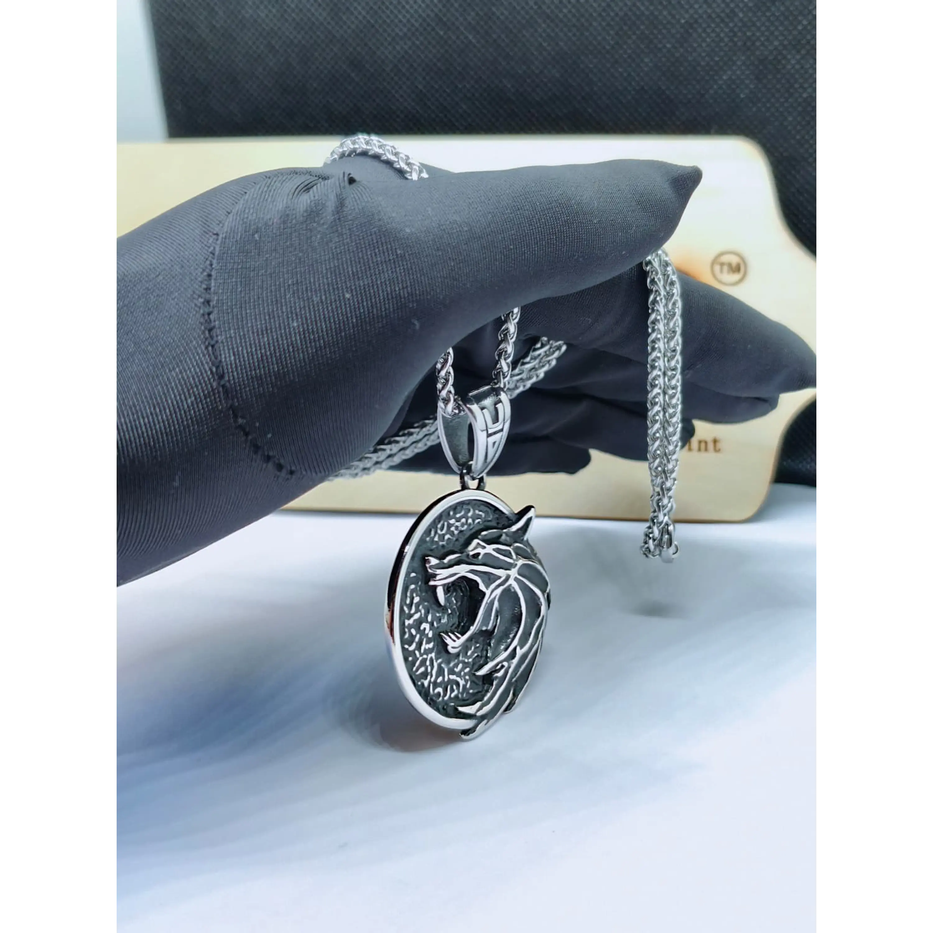 Colar com Medalhão de Lobo em Aço Inoxidável – Estilo The Witcher 2