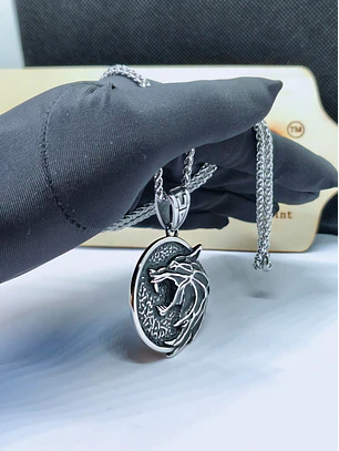 Colar com Medalhão de Lobo em Aço Inoxidável – Estilo The Witcher
