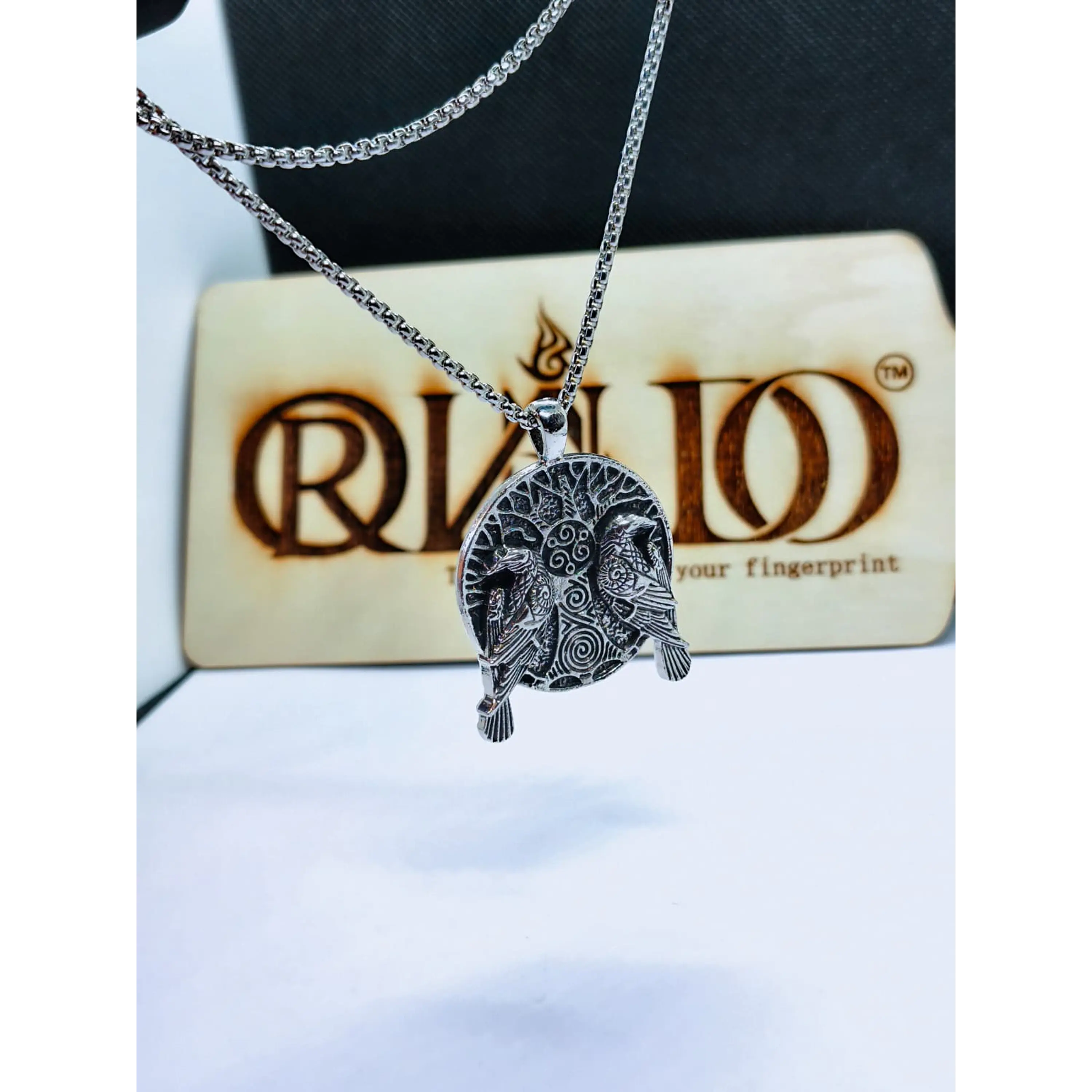 Colar Viking Corvos de Odin e Árvore da Vida (Yggdrasil) em Prateado Envelhecido 1