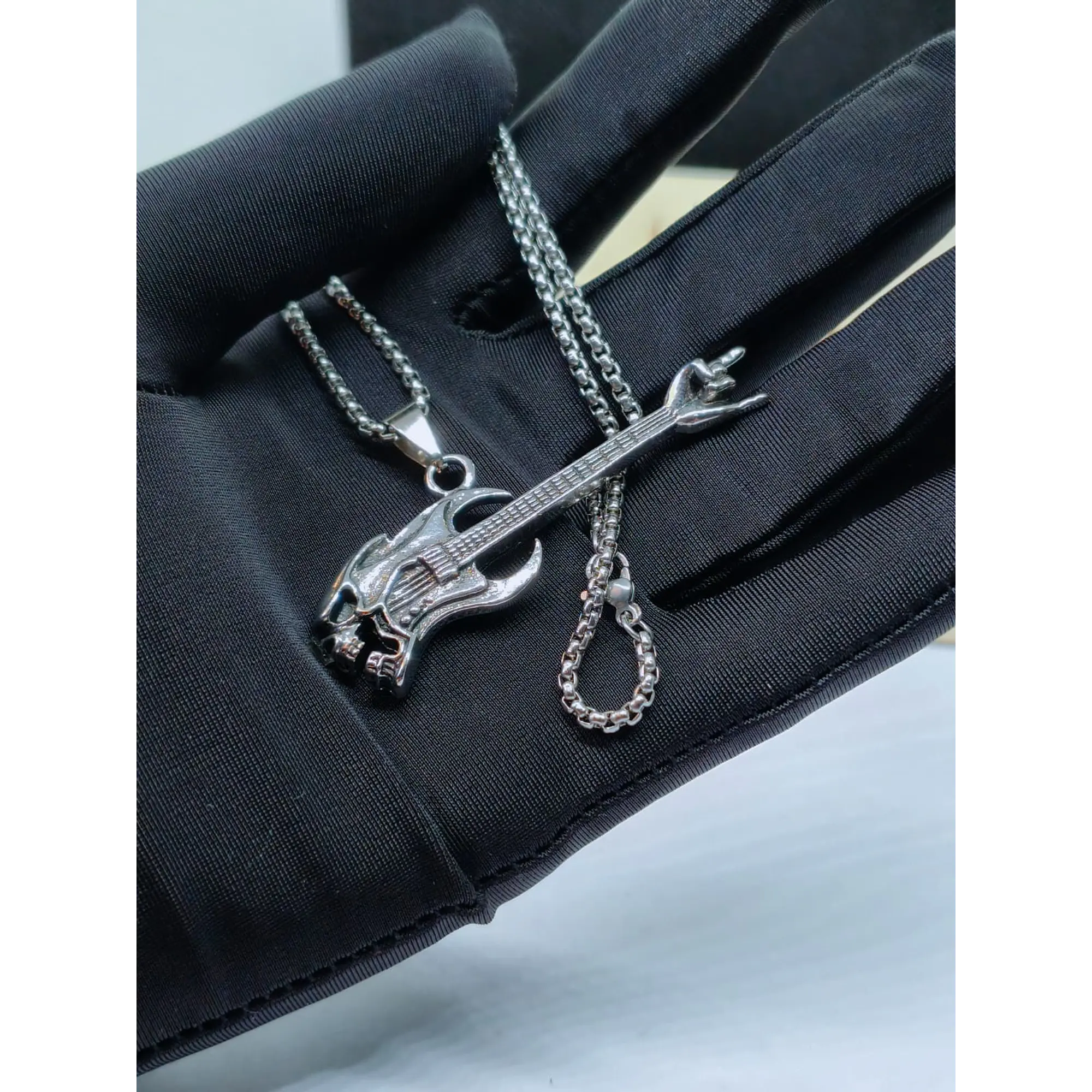 Colar com Pendente Guitarra Skull & Rock On – Aço Inoxidável 2