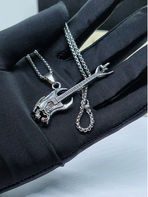 Colar com Pendente Guitarra Skull & Rock On – Aço Inoxidável