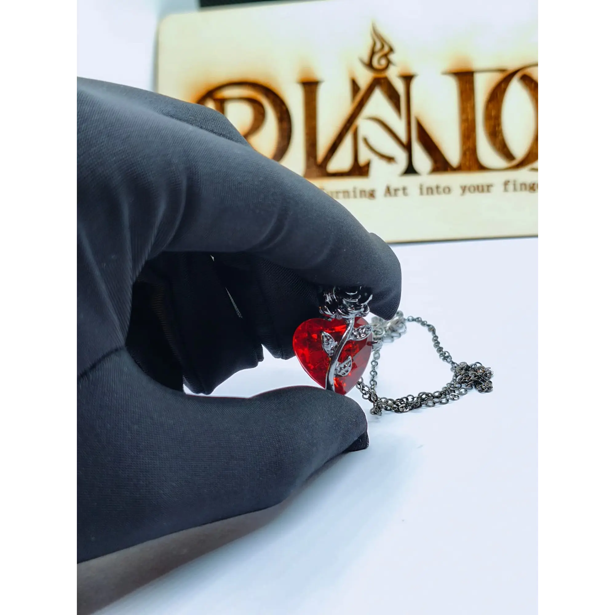 Collier cœur en cristal rouge avec rose noire/argent foncé 2