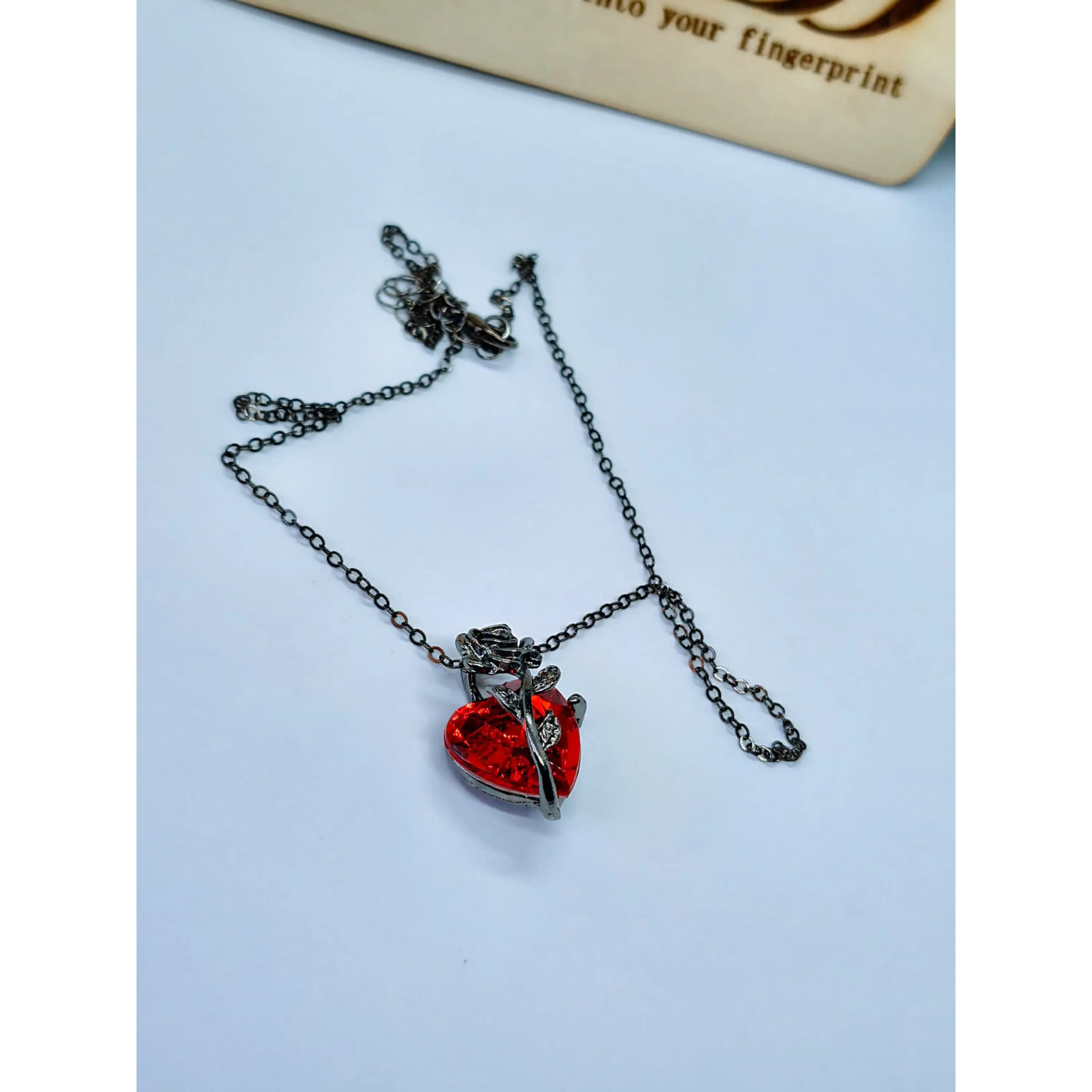 Collier cœur en cristal rouge avec rose noire/argent foncé 3