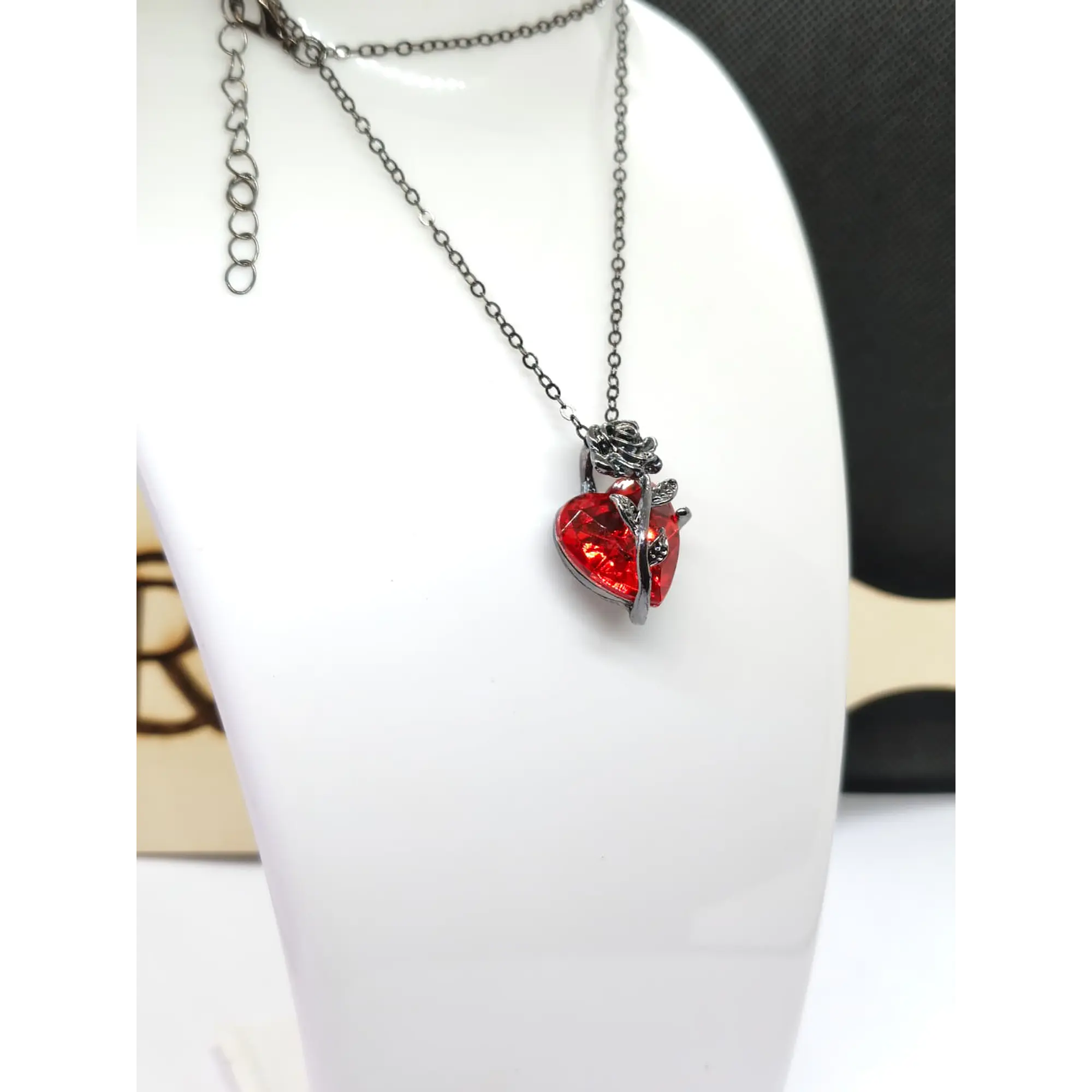 Collier cœur en cristal rouge avec rose noire/argent foncé 1