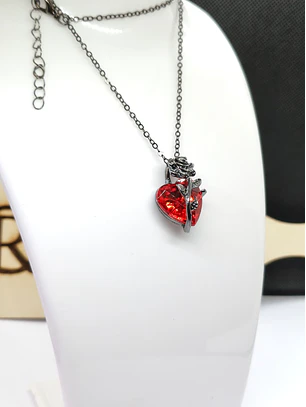 Colar Coração de Cristal Vermelho com Rosa Negra / Prateada Escura