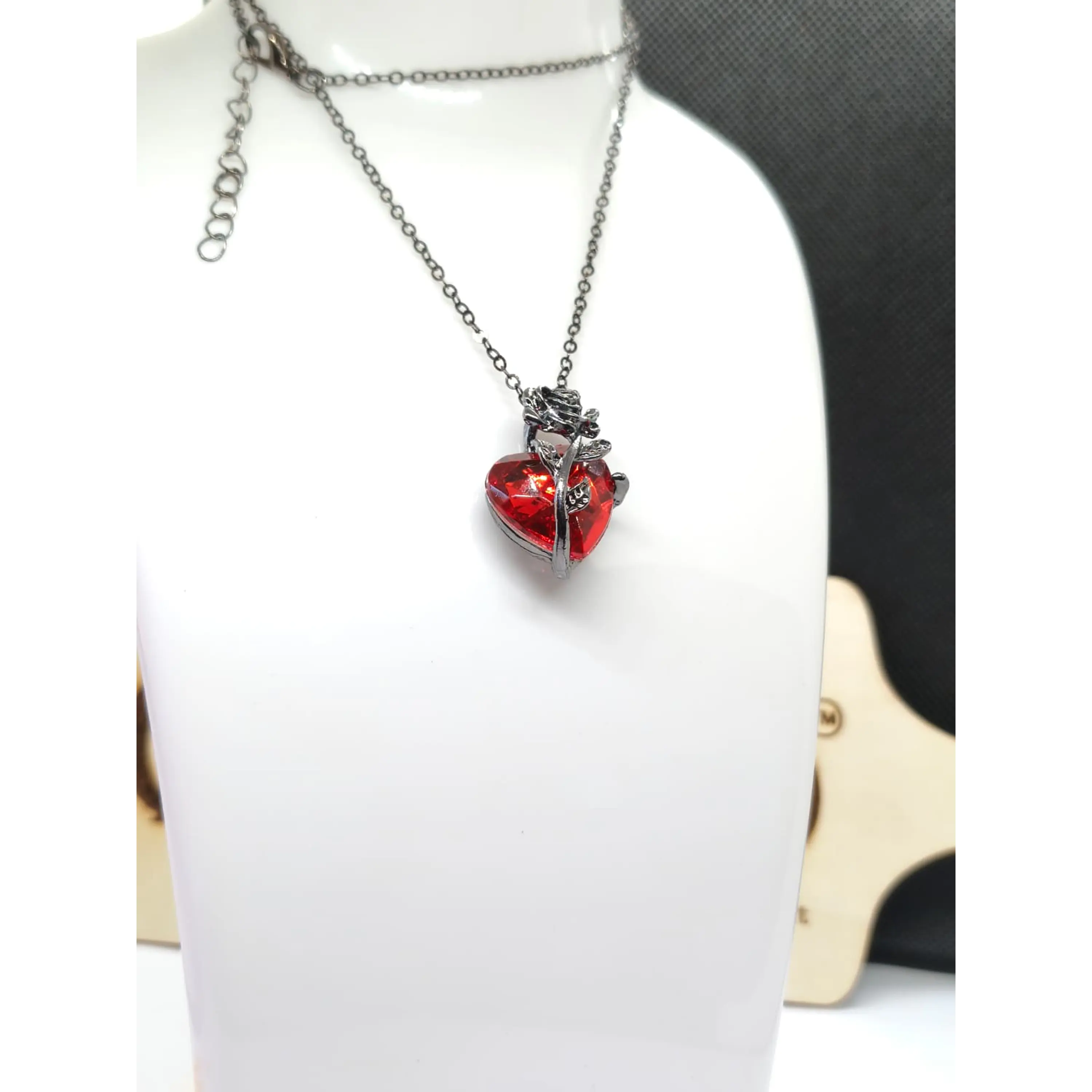 Collier cœur en cristal rouge avec rose noire/argent foncé 9