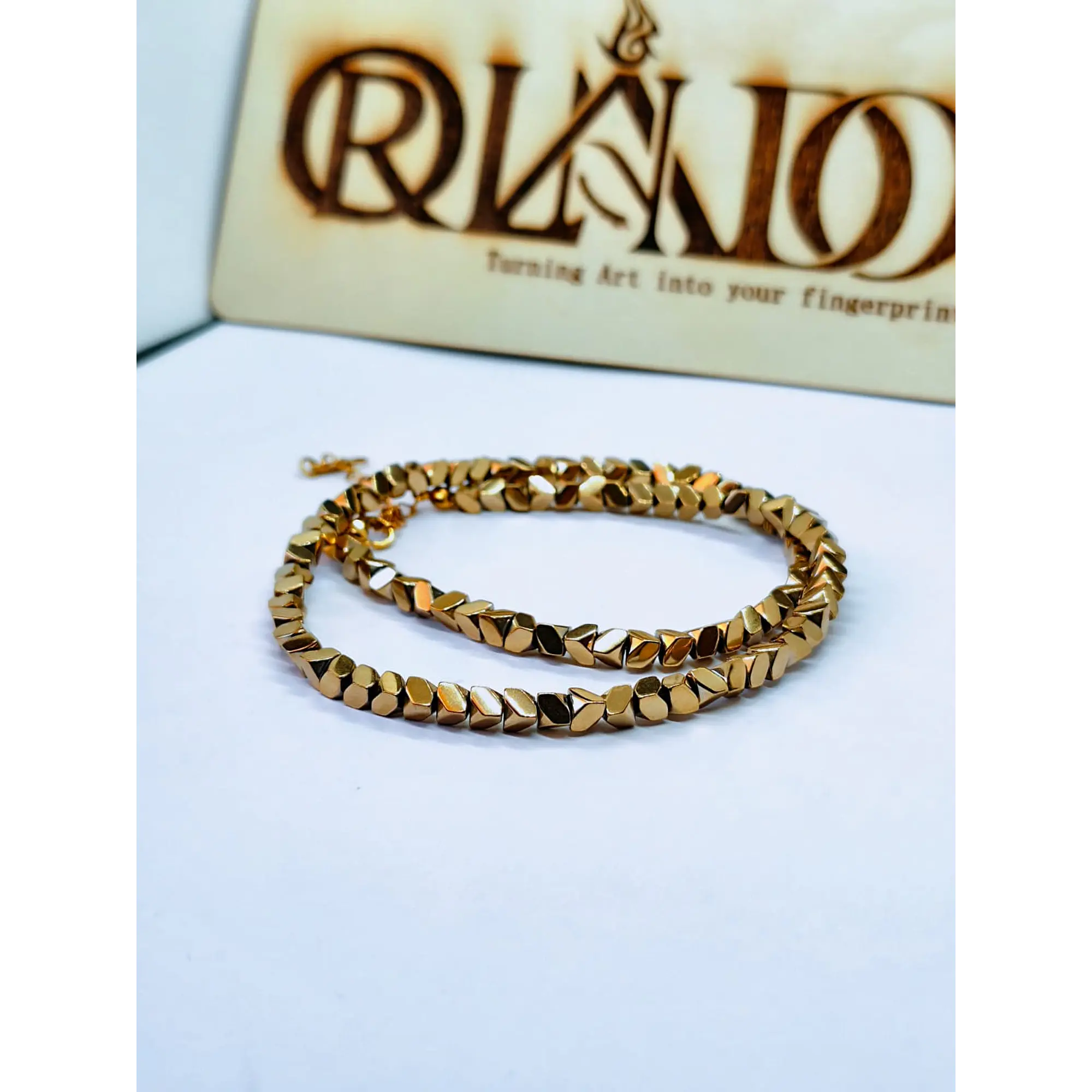 Colar e Pulseira Dupla em Hematite Dourada Geométrica – Riano 1