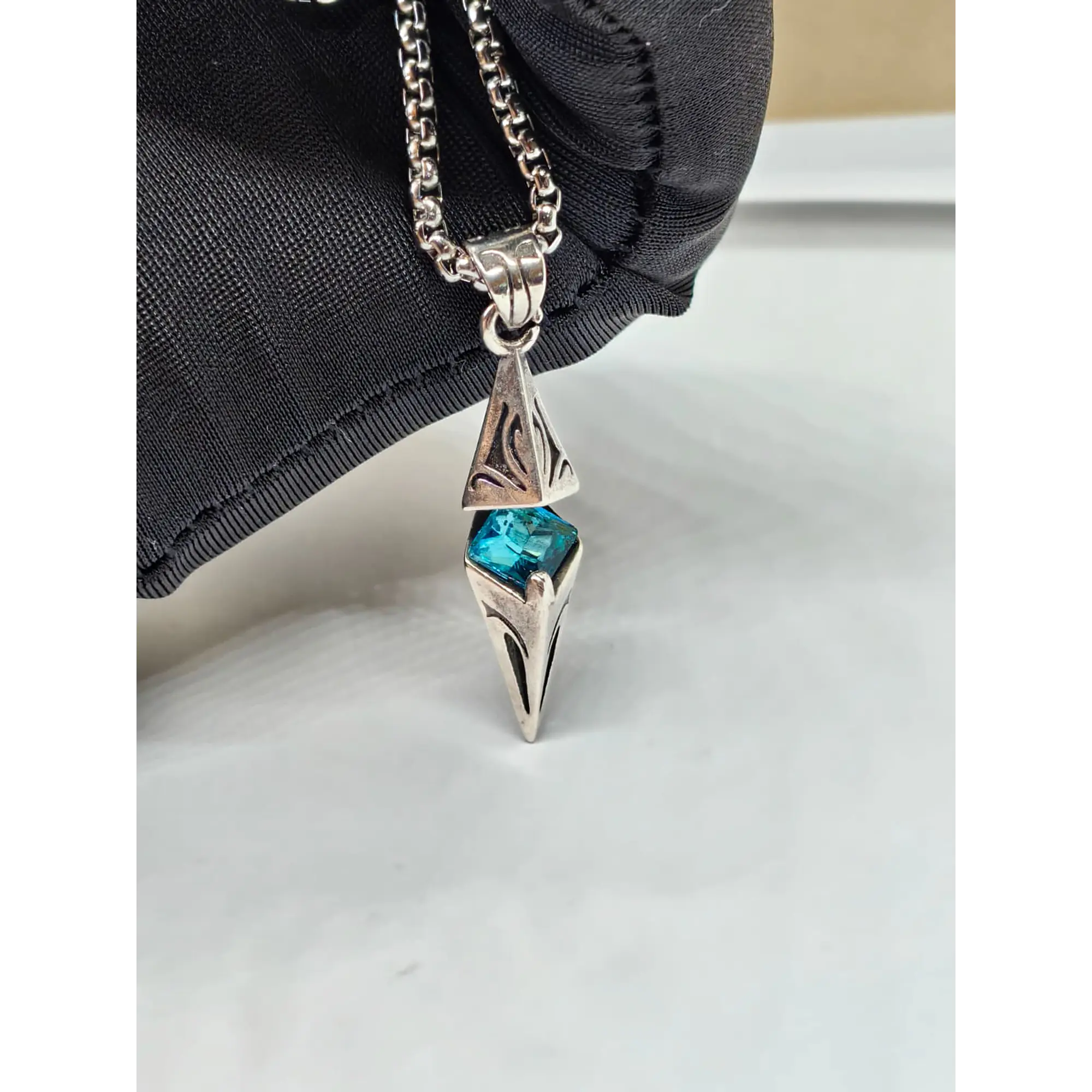 Collier avec pendentif double géométrique et cristal bleu turquoise 3