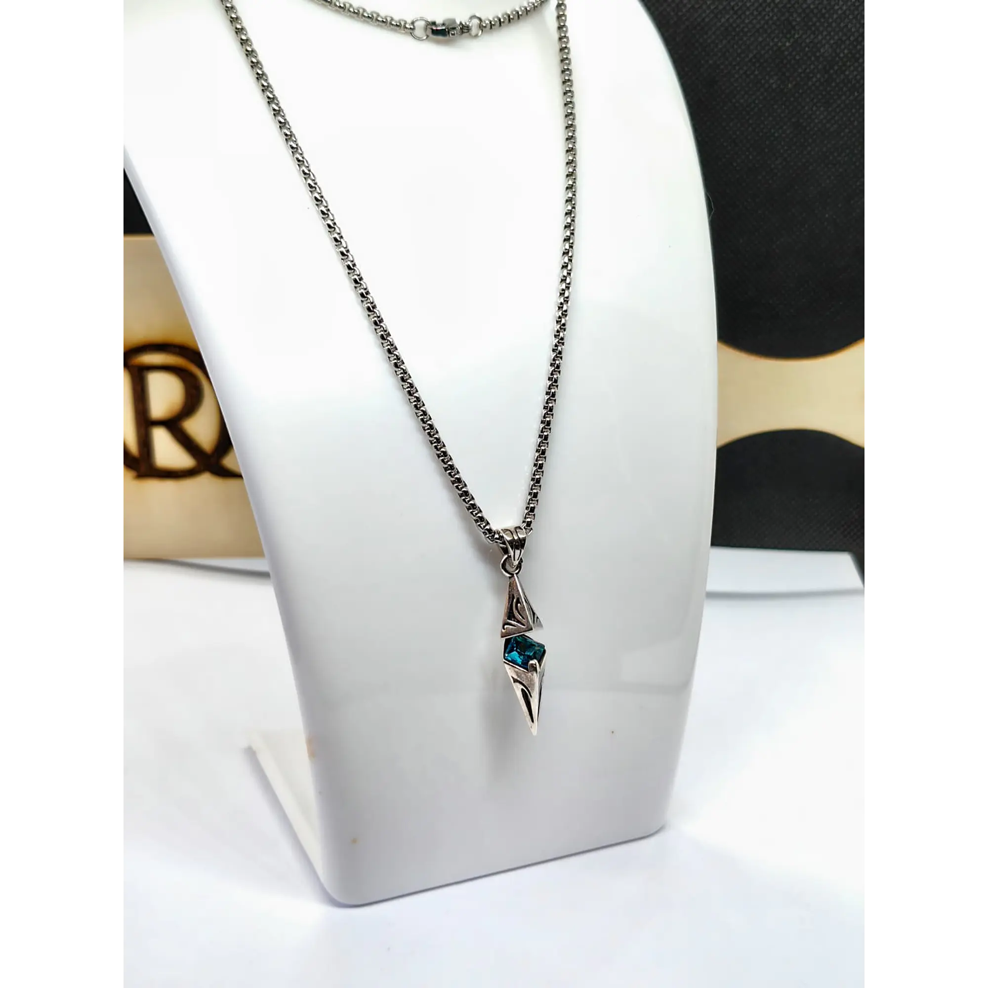 Collier avec pendentif double géométrique et cristal bleu turquoise 10